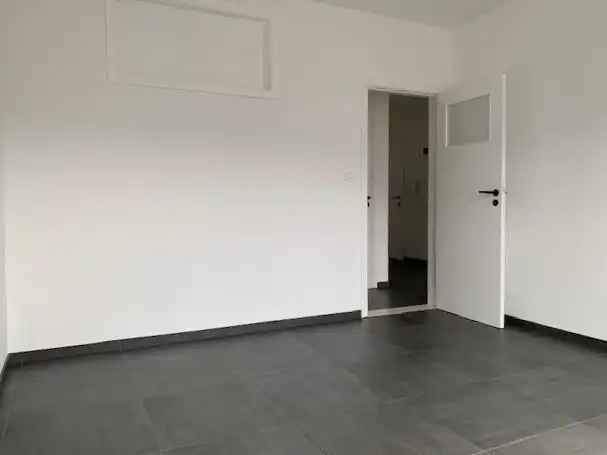 RUIM APPARTEMENT MET 2 SLAAPKAMERS, 2 ZOLDERKAMERS EN 2 GARAGES TE RUNKST foto 9