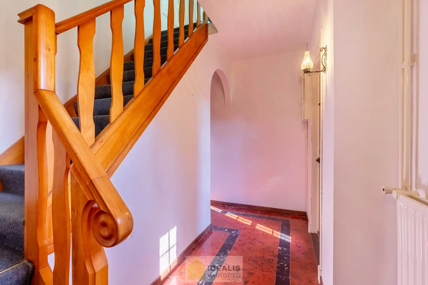 IDEALIS VASTGOED - Aangename vrijstaande woning op toplocatie te Boseind, Pelt. Deze woning omvat maar liefst +-149m² netto bewoonbare oppervlakte op een perceel van 6a 35ca met een ruime woonkamer met aansluitend uitgeruste keuken, maar liefst 3 slaapkamers of 2 slaapkamers met ruime dressing, badkamer, wasplaats, veranda en zeer ruime garage vlakbij de dorpskern van Boseind, Pelt! Uiterst geschikt voor kandidaten op zoek naar een naar eigen wens te renoveren betaalbare woning. foto 17