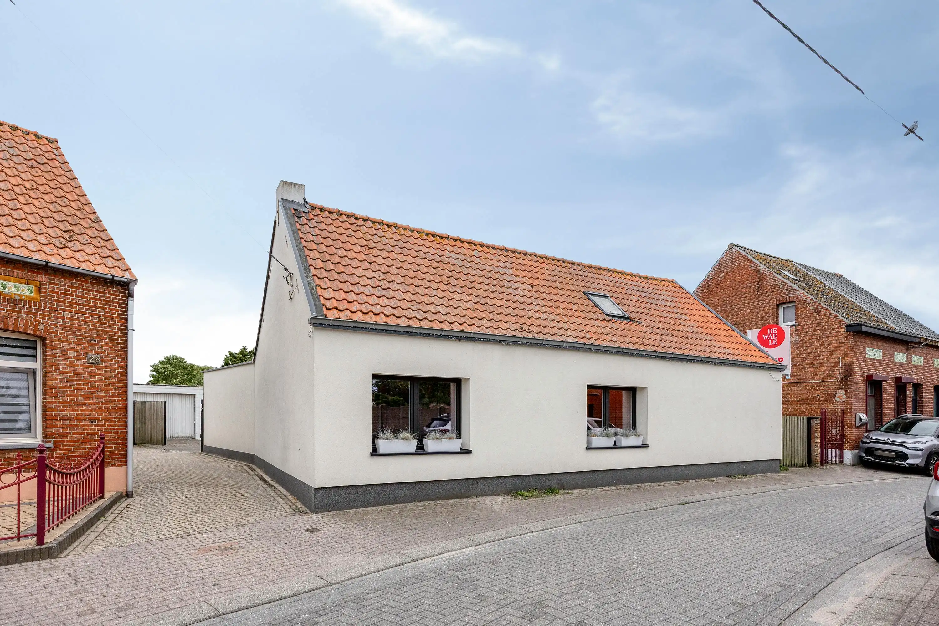 Instapklaar huis met grote tuin te koop in Zandvliet! foto {{pictureIndex}}