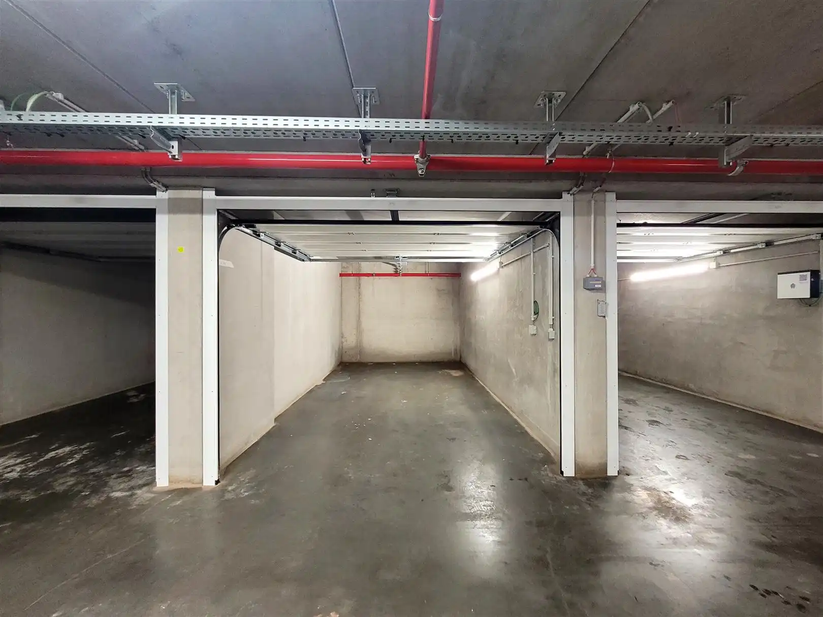 Gesloten garagebox dichtbij centrum Middelkerke foto {{pictureIndex}}