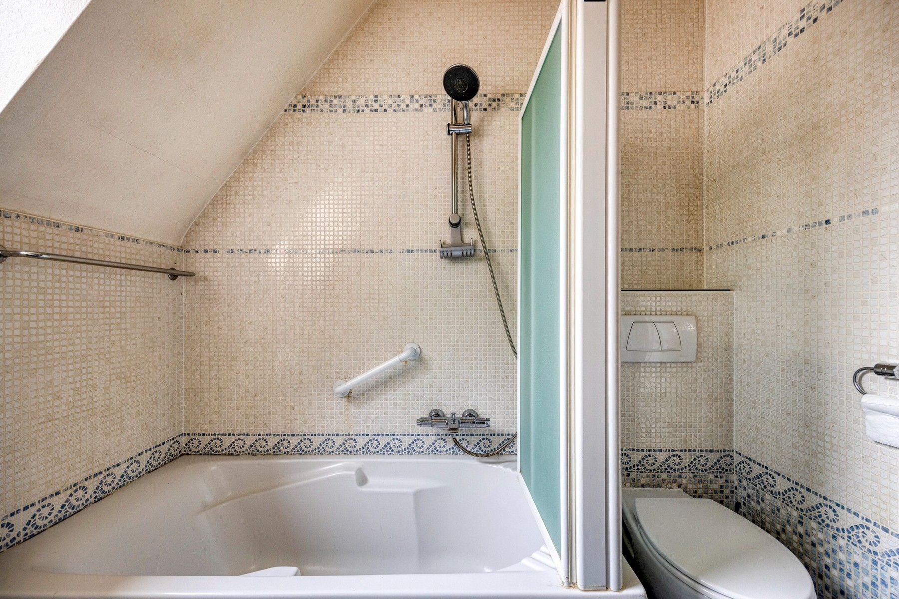 Gezinswoning met 6 slaapkamers op een perceel van 12a foto 16