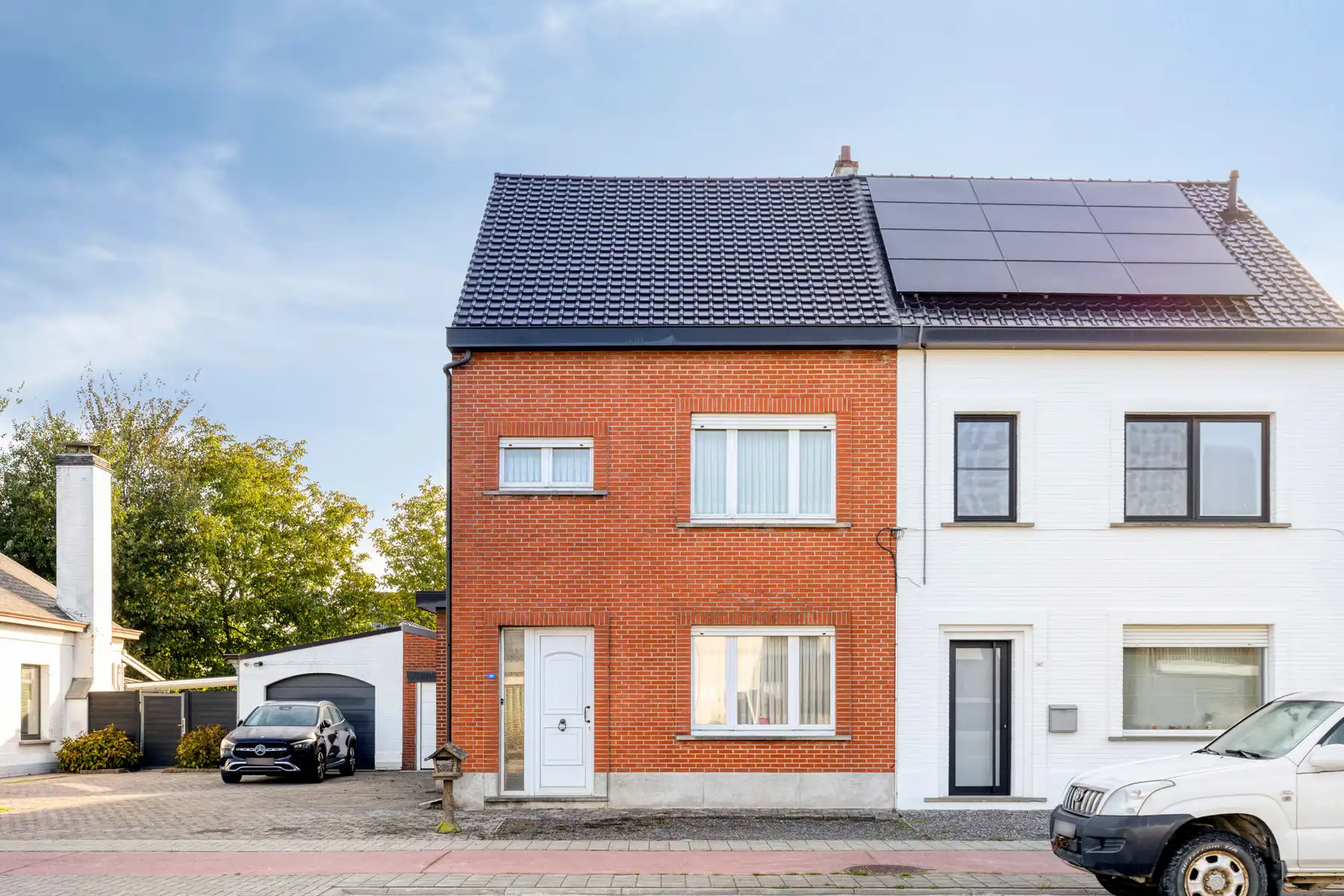 Halfopenbebouwing met tuin, garage en zonnige tuin foto {{pictureIndex}}