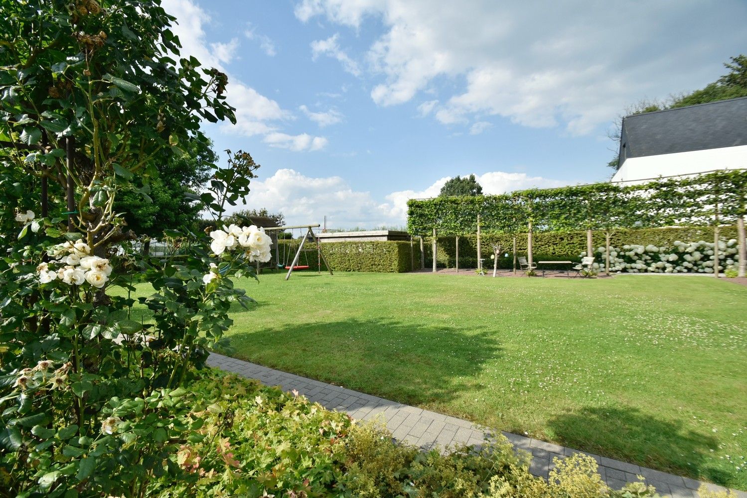 Hedendaagse riante energiezuinige villa met 2 badkamers, royale inpandige garage en zonovergoten tuin in een residentiële omgeving in het pittoreske Leut foto 38