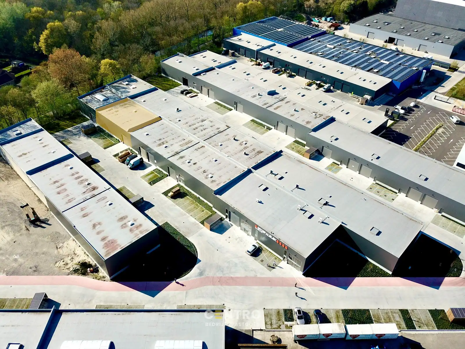 NB KMO-UNIT (411.55m²) te koop met 2 private parkeerplaatsen voor de deur, elektrische sectionaalpoort en sanitair blok op industriezone "Herdersbrug" te 8000 Brugge foto {{pictureIndex}}