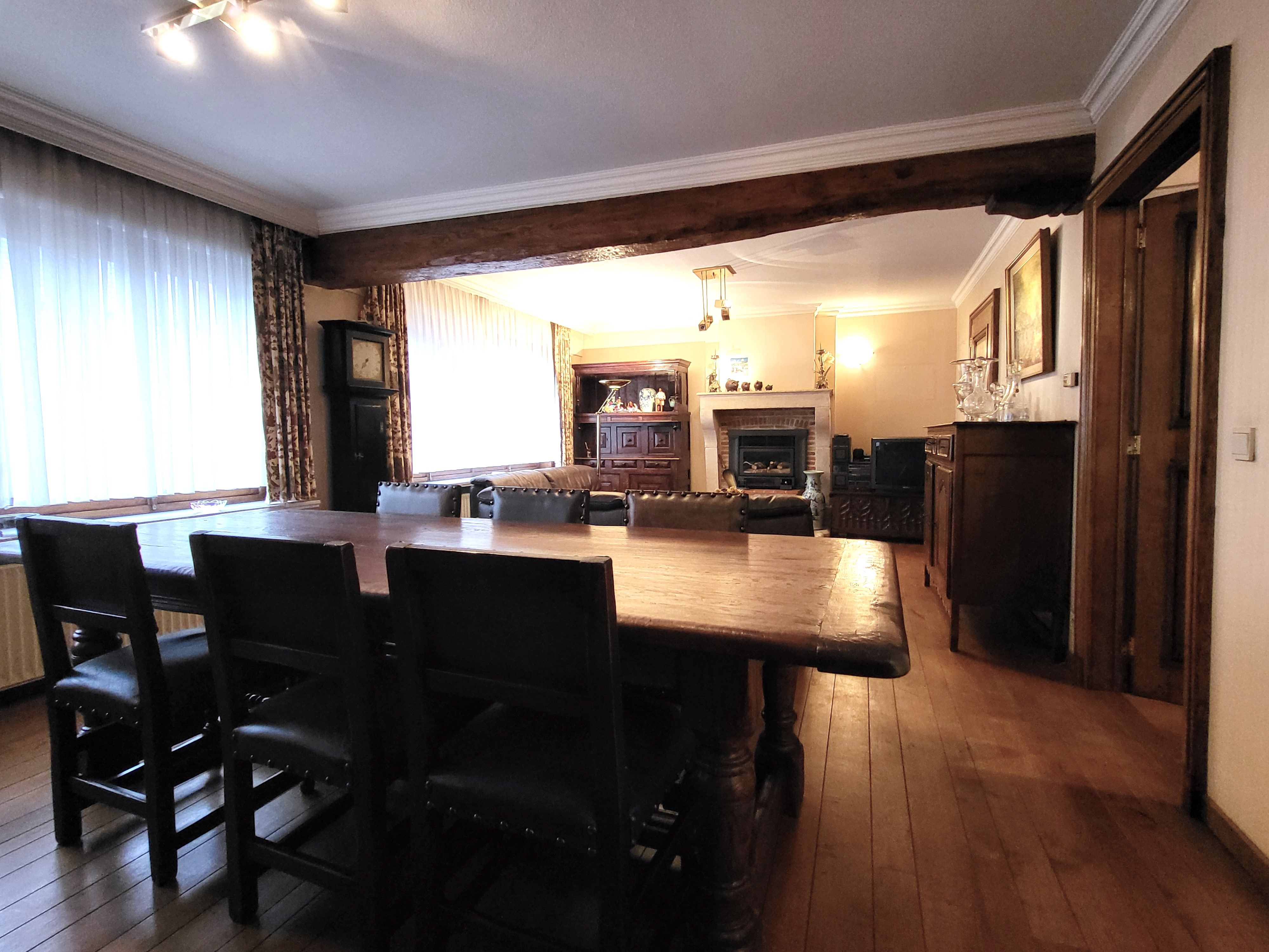 Dit veelzijdige pand met een grondoppervlakte van 240 m² combineert een ruime commerciële gelijkvloerse verdieping met een comfortabel appartement op de eerste verdieping. foto 7