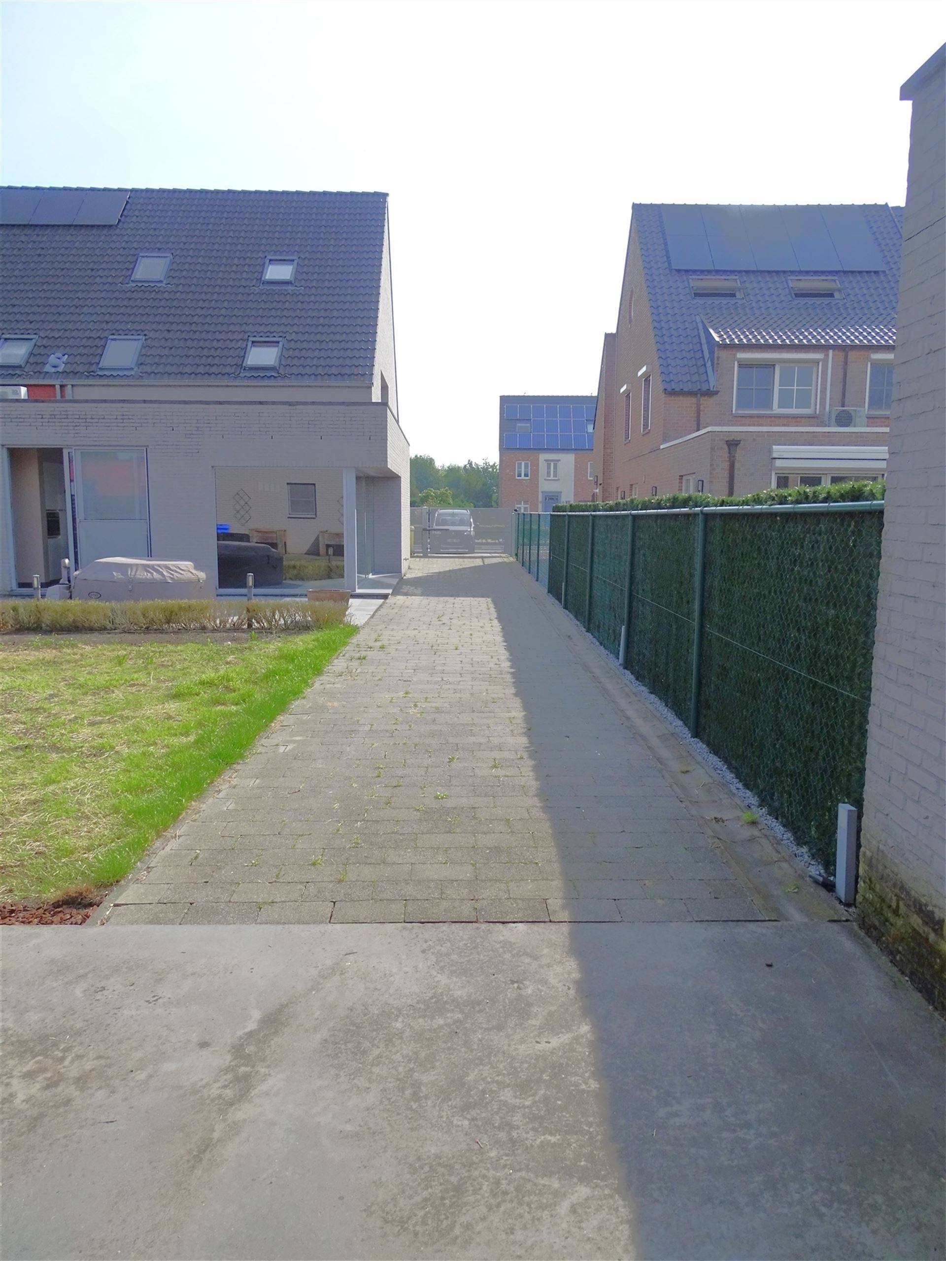 Verrassend ruime woning met werkhuis, 5 slaapkamers, tuin en carport! foto 12