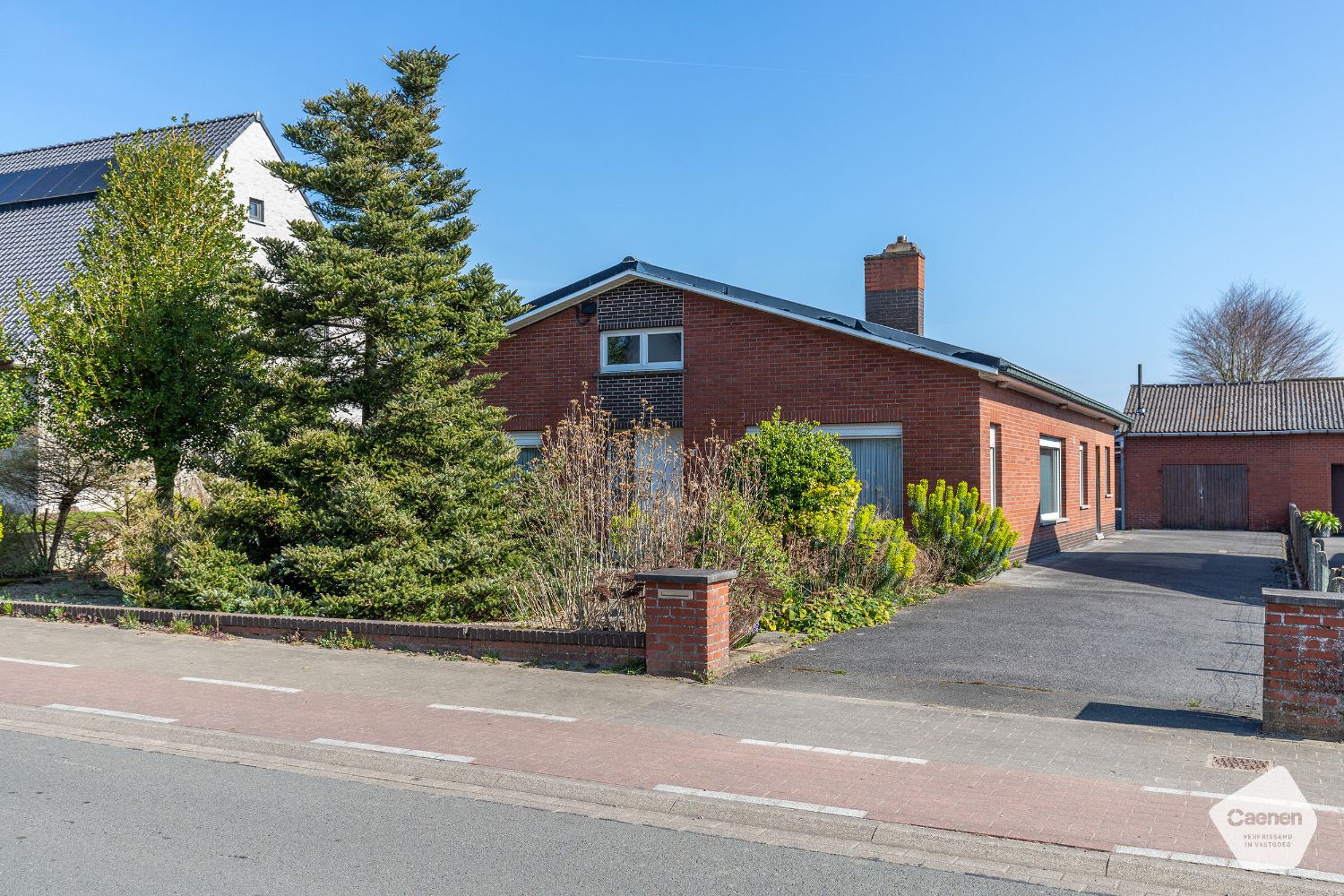 UITNODIGENDE BUNGALOW met 3 mooie slaapkamers, garage en een perceel van 1238 m² foto 2