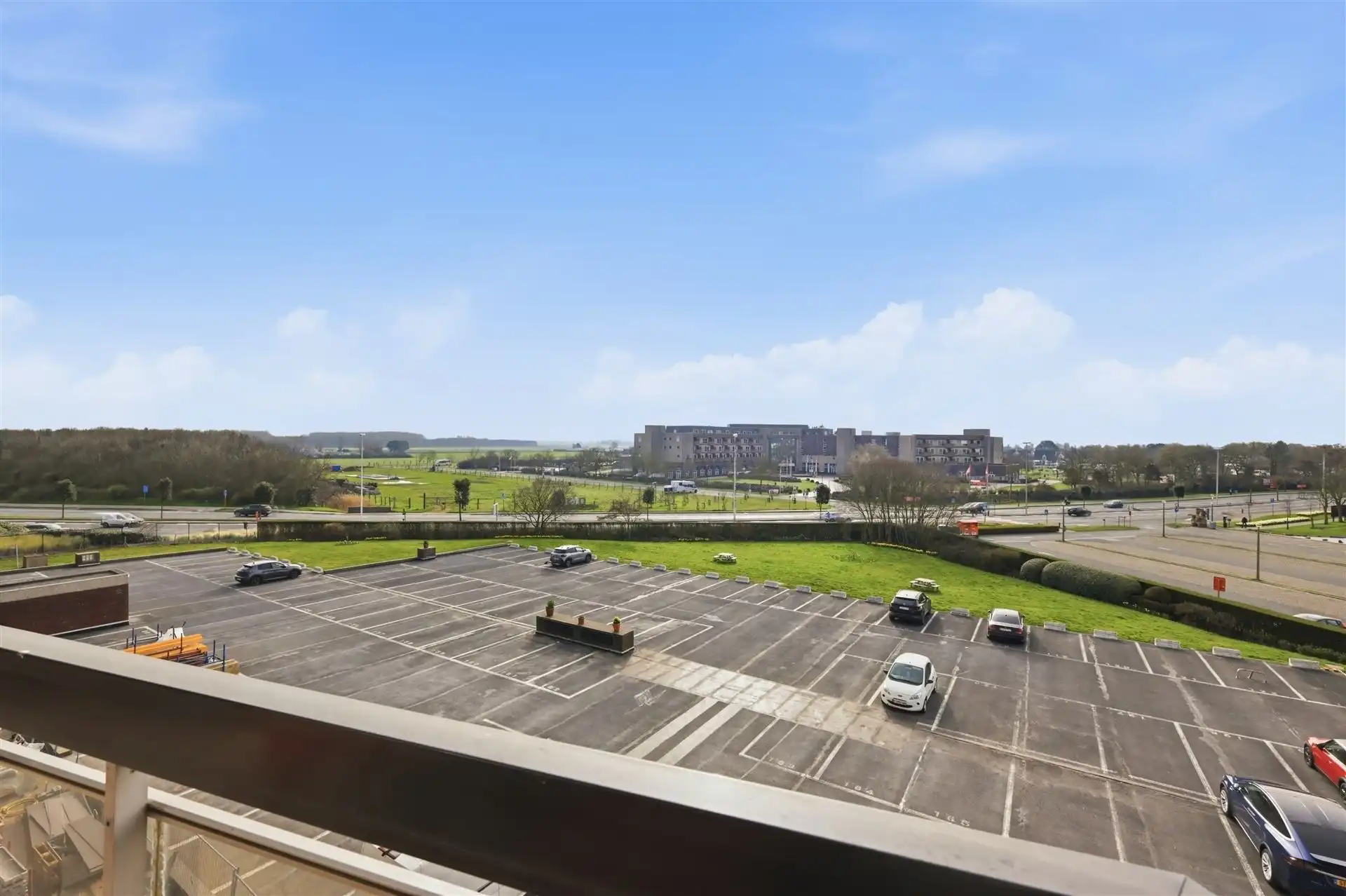 ZONNIG / VLAK AAN ZEEDIJK foto 5