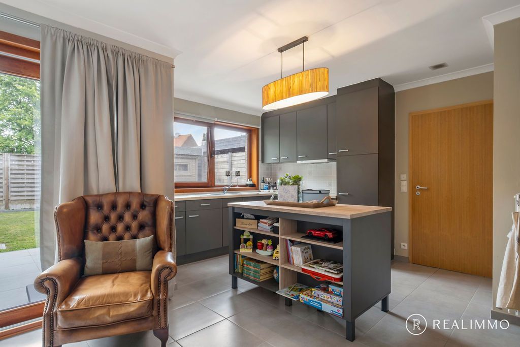 Recente halfopen woning in rustige straat! foto 7