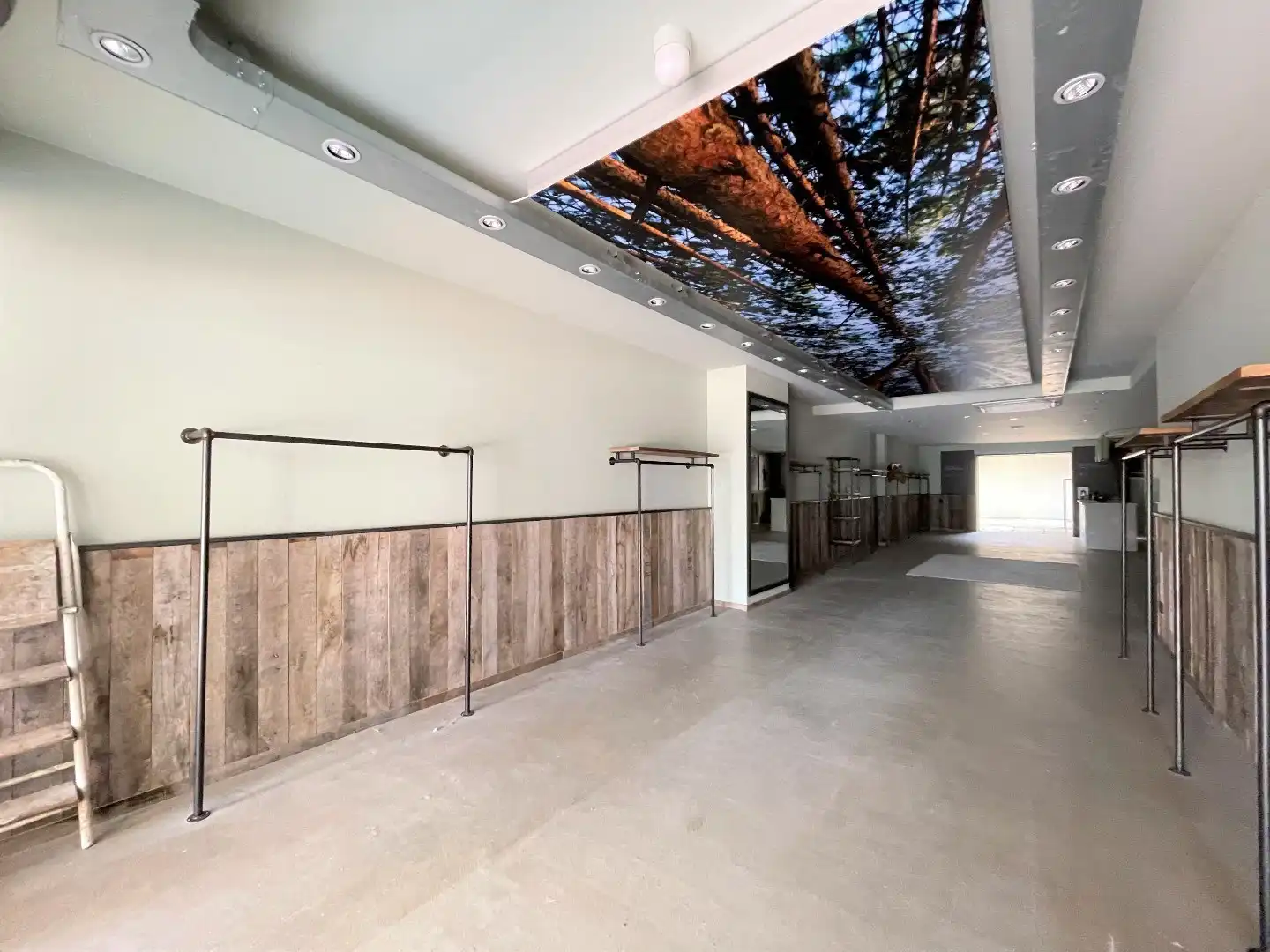 Goed gelegen handelsgelijkvloers gelegen op de Lippenslaan, vlakbij het Van Bunnenplein. foto 2