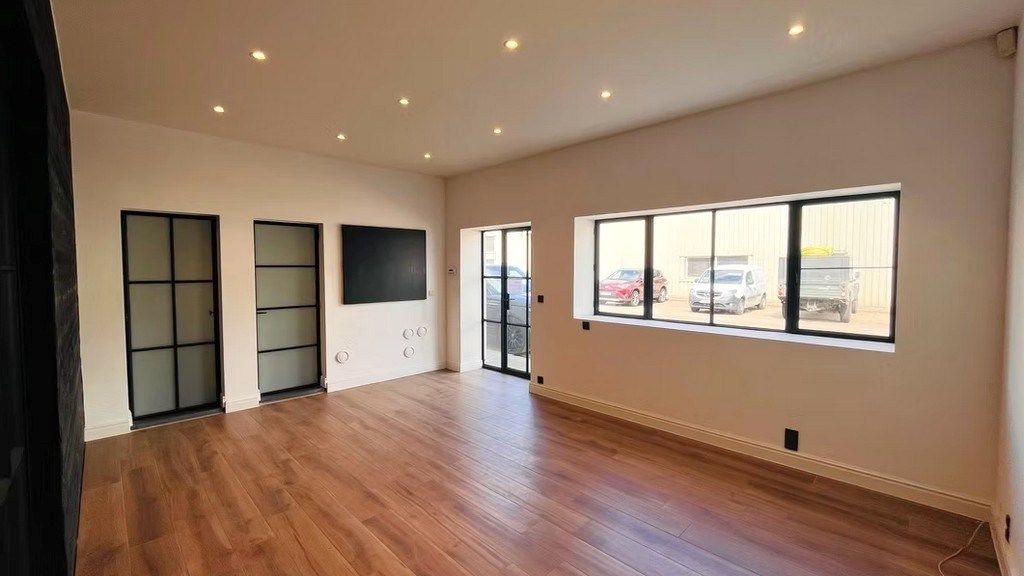 Magazijn met ingericht kantoor te huur in het industriepark te Malle foto 4