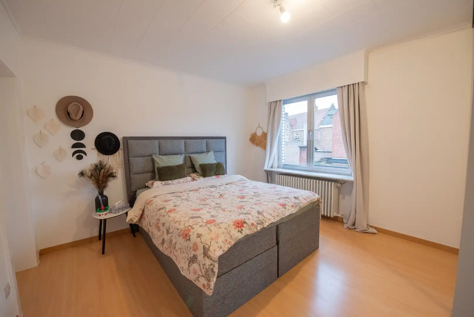 Instapklare hoekwoning met 2 garages 'TE KOOP' te Oeselgem. foto 19