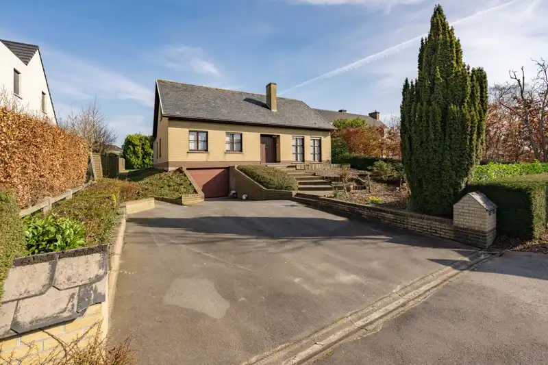 Hoofdfoto van de publicatie: Zeer ruime en rustig gelegen villa TE KOOP in Sint-Eloois-Vijve!