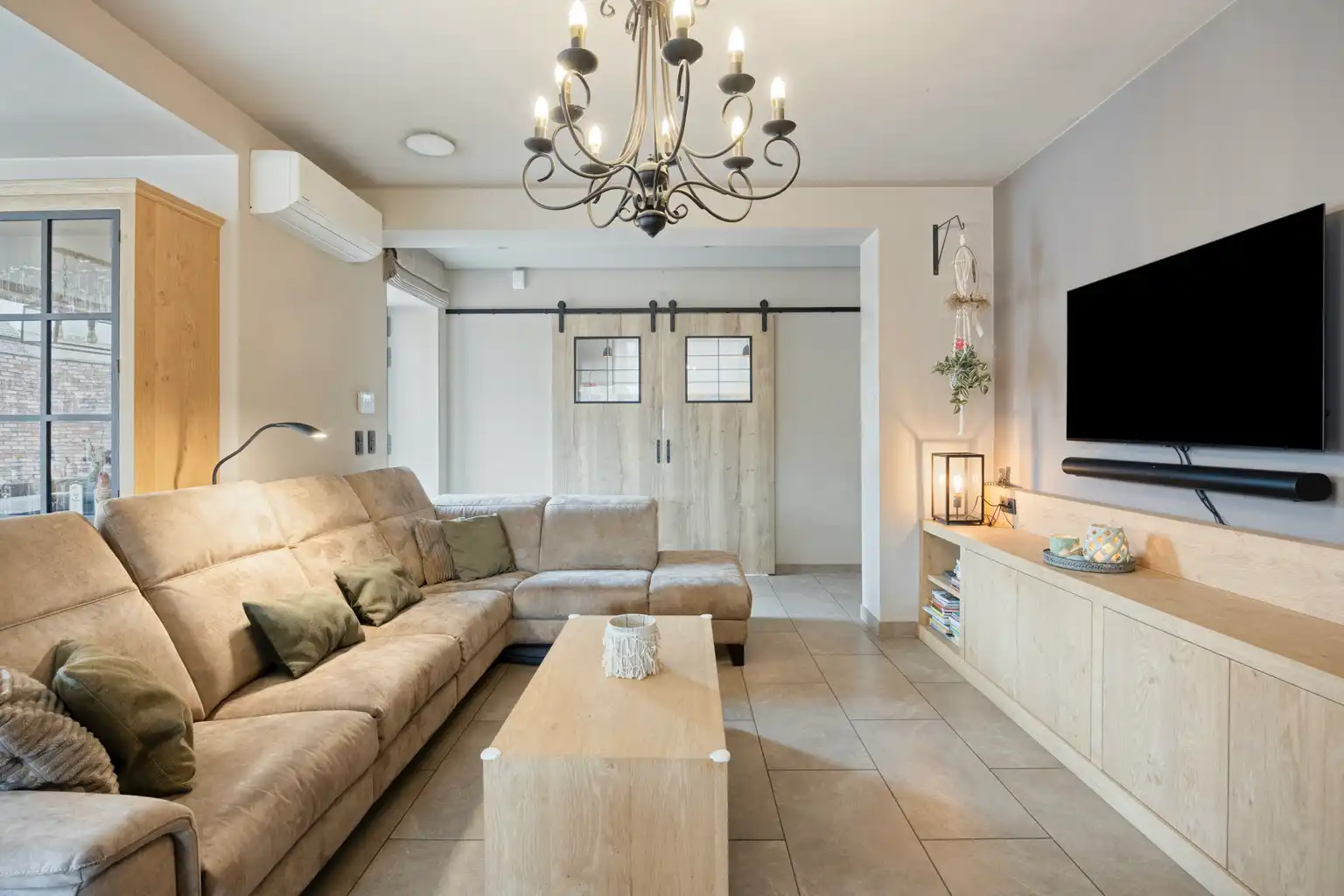 INSTAPKLARE WONING MET BIJGEBOUW EN RUIME GARAGE/LOODS  foto 7