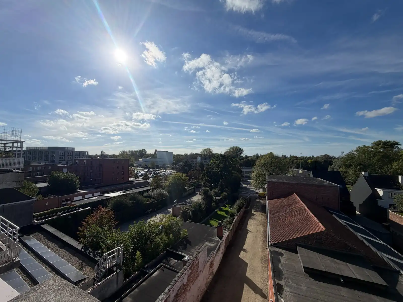 UNIEK DUPLEXAPPARTEMENT MET 2 RUIME TERRASSEN, AUTOSTAANPLAATS EN PRACHTIG UITZICHT OP DE MARKT VAN DEINZE! foto 4