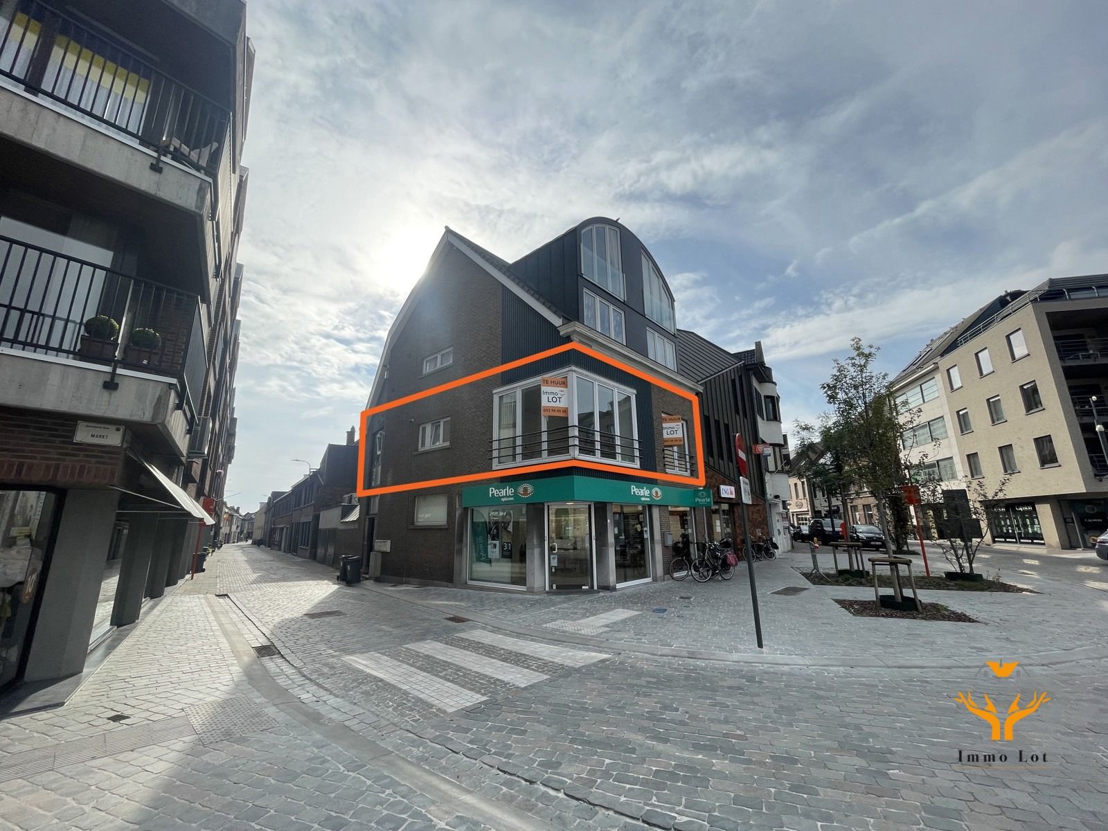 TE HUUR: Gerenoveerd appartement op Markt Zele foto {{pictureIndex}}