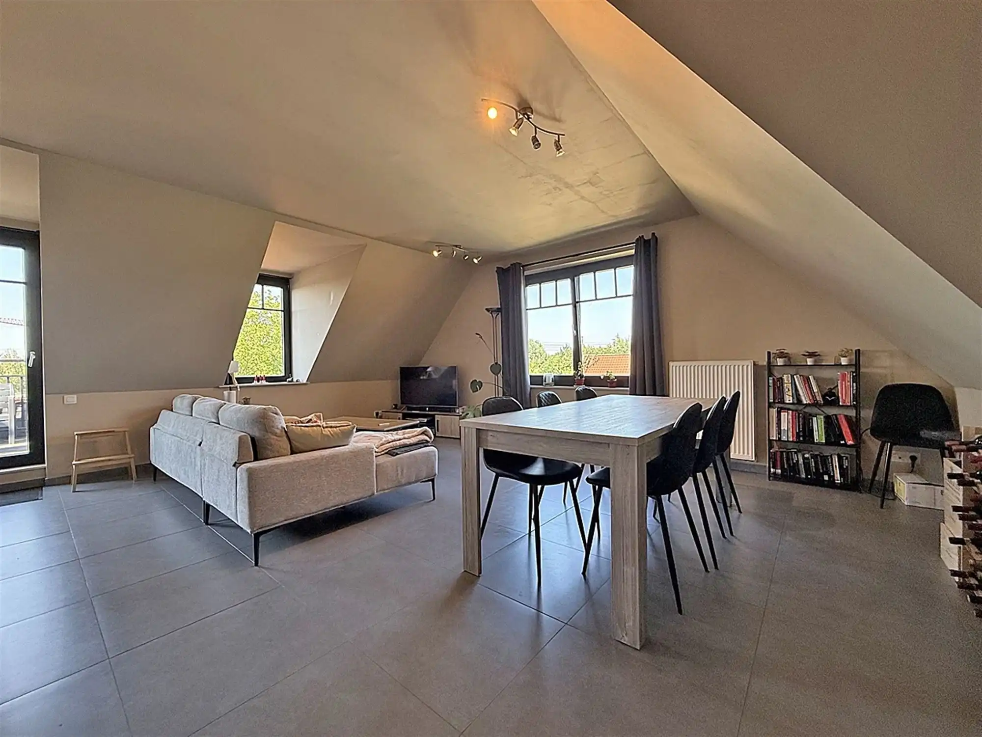 Instapkl. APPARTEMENT (3de verd. / lift) met 2 slpks, terras & ondergr. stnplts  foto 2