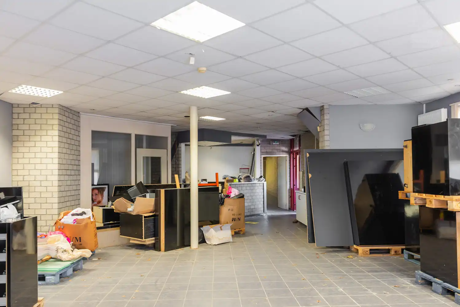 Handelspand/kantoorruimte met magazijn op commerciële toplocatie in Meerhout foto 7