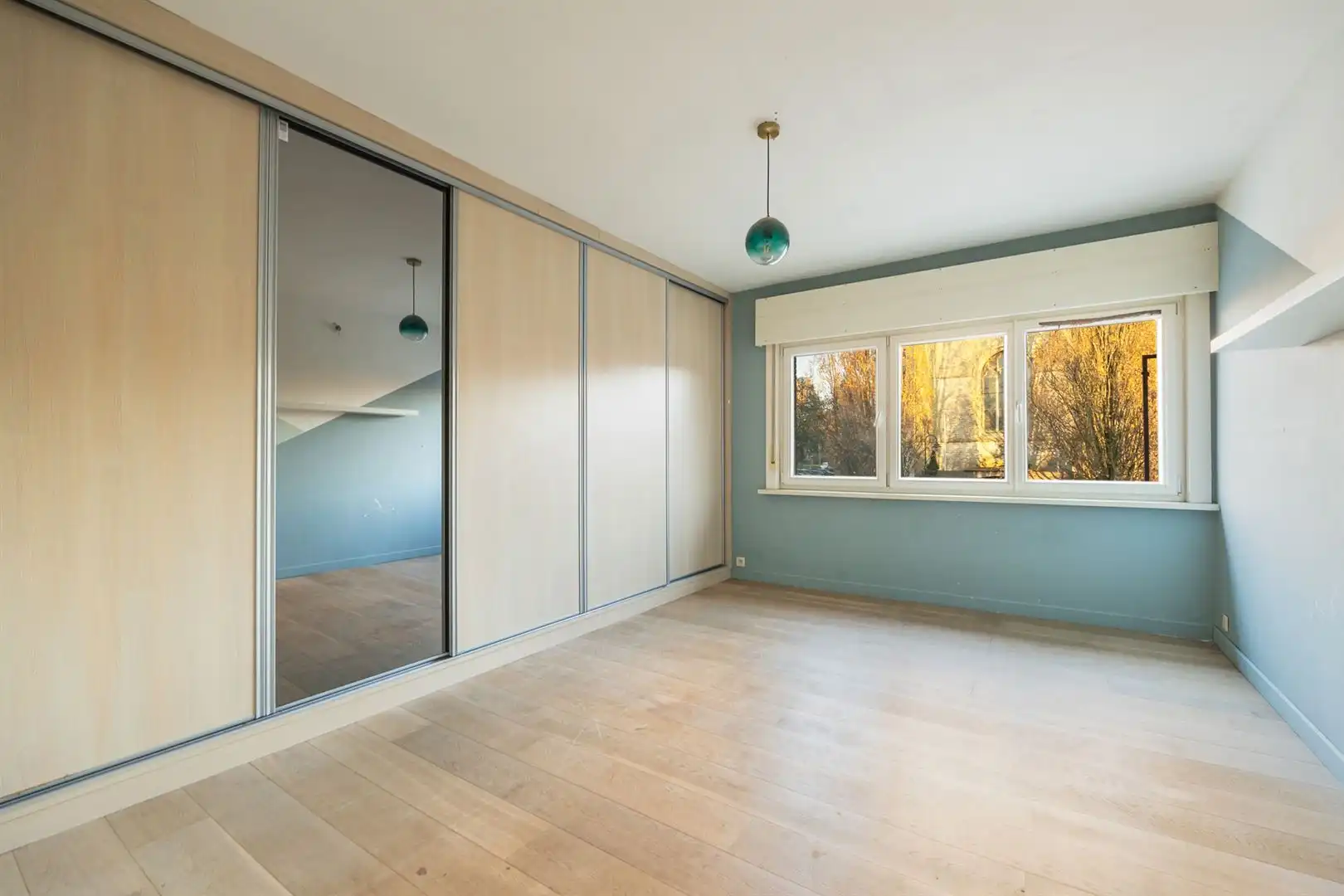 Hedendaagse commerciële ruimte met appartement foto 22