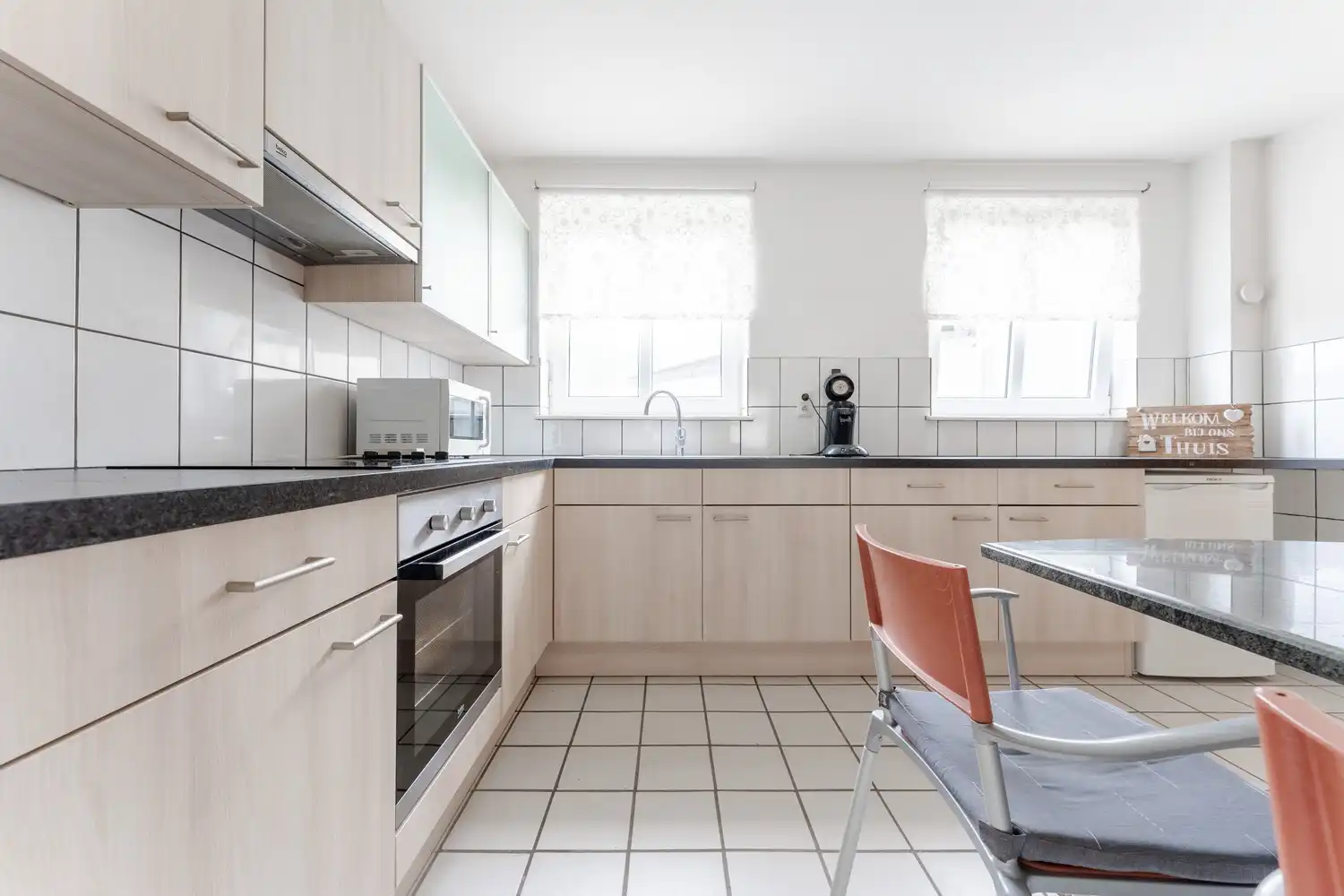 Ruim gelijkvloers appartement met 2 slaapkamers en garagebox nabij het centrum van Bree. foto 6