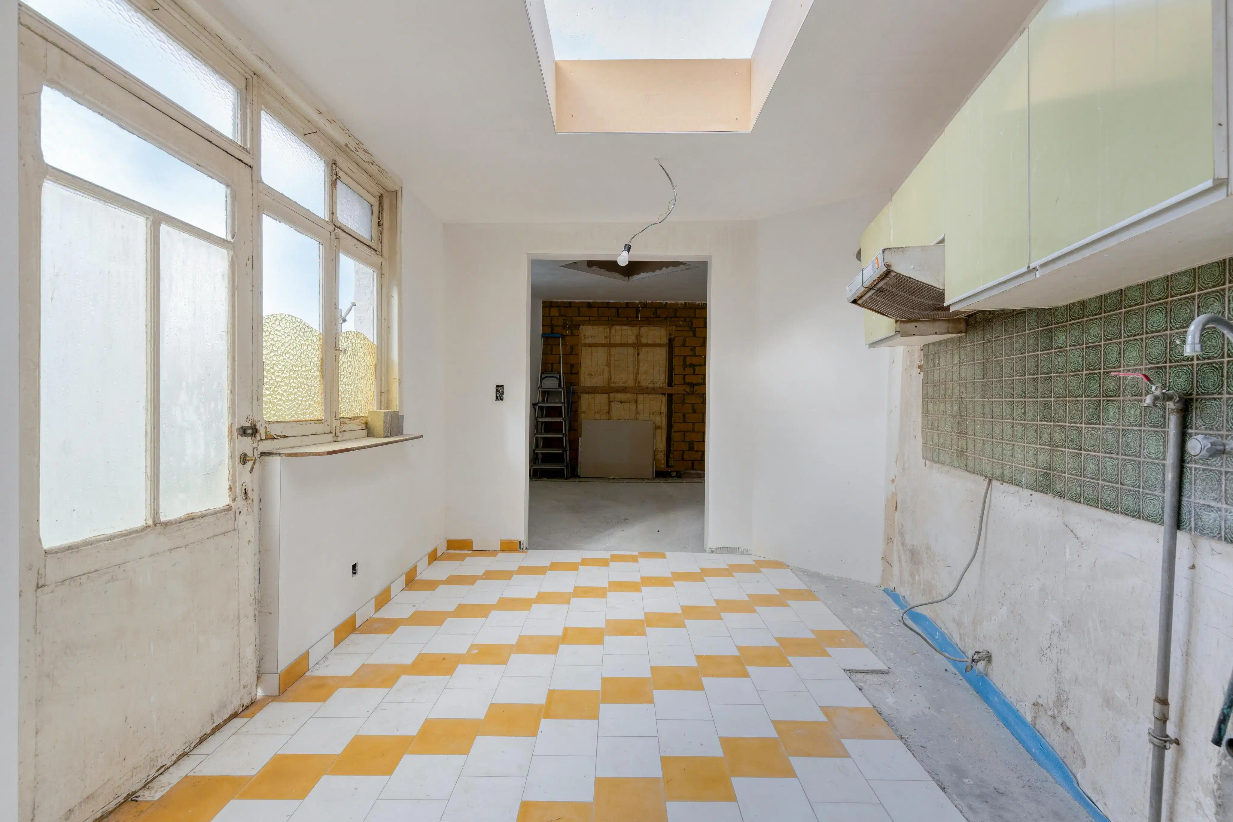 Verder te renoveren woning met tuin en garage in Adinkerke. foto 5