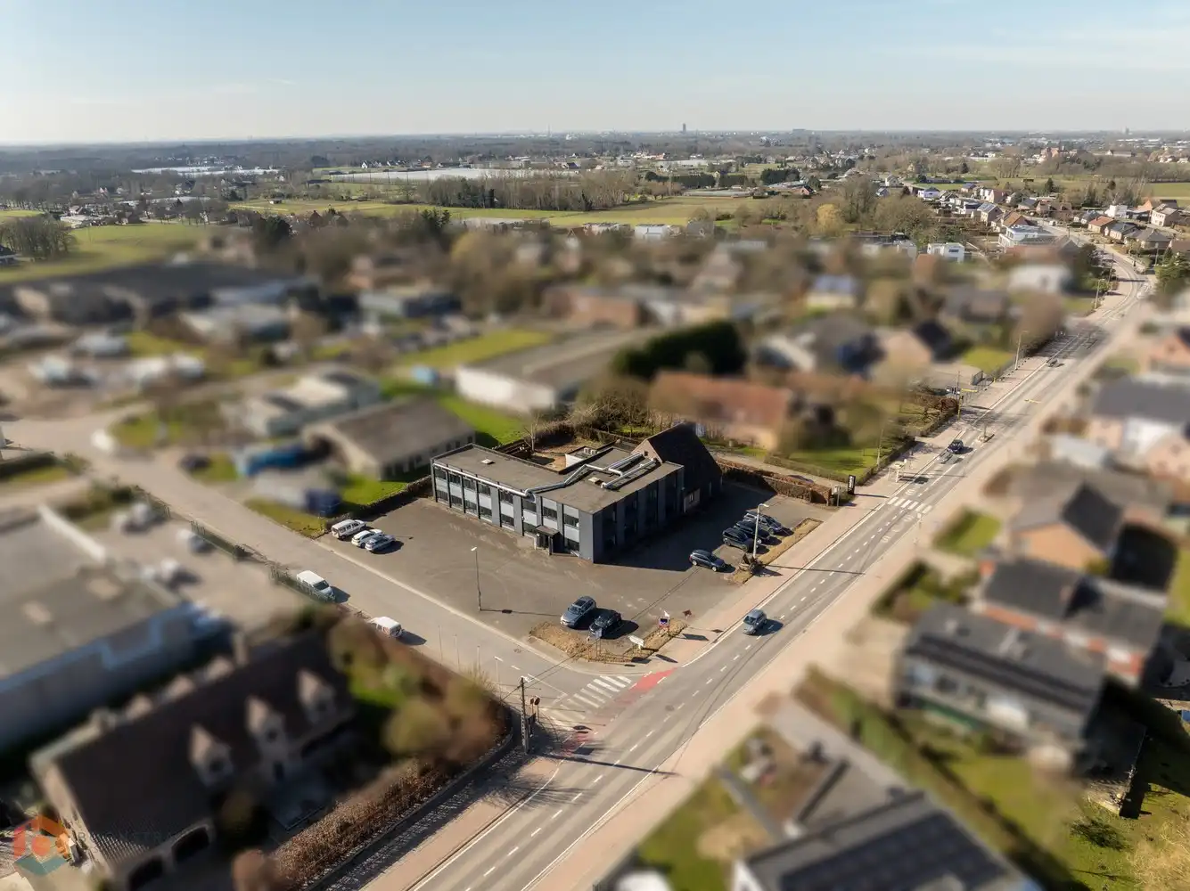 Veelzijdig kantoorgebouw met ruime parking op 2433 m² foto {{pictureIndex}}