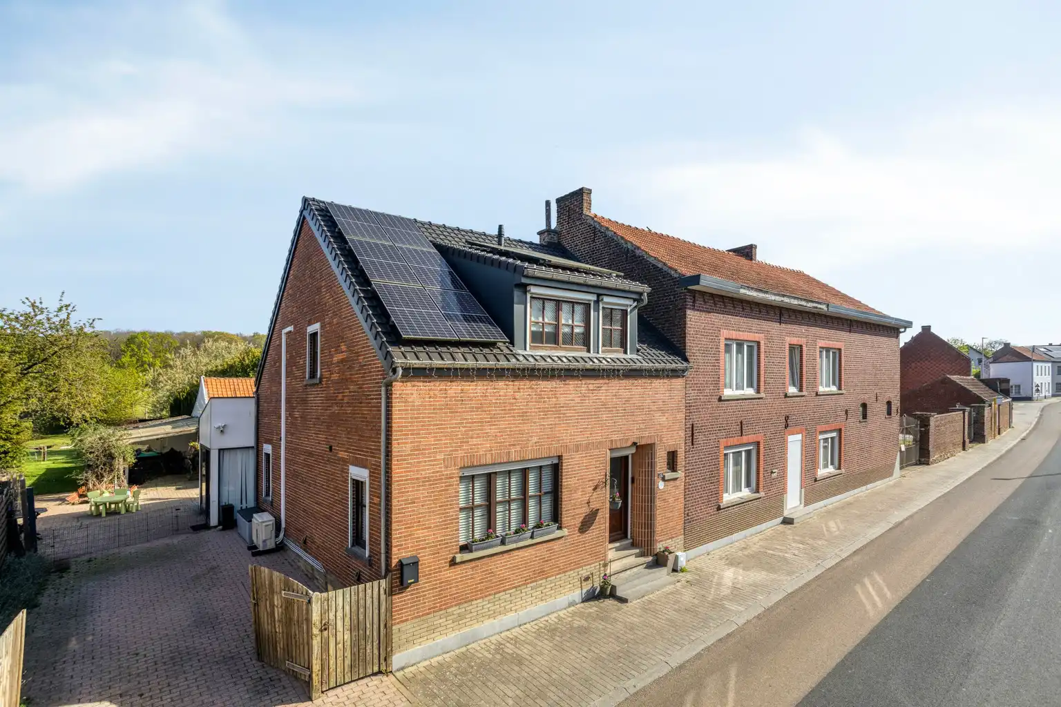 WONING MET RUIME TUIN & ATELIERRUIMTE IN BOUTERSEM foto {{pictureIndex}}