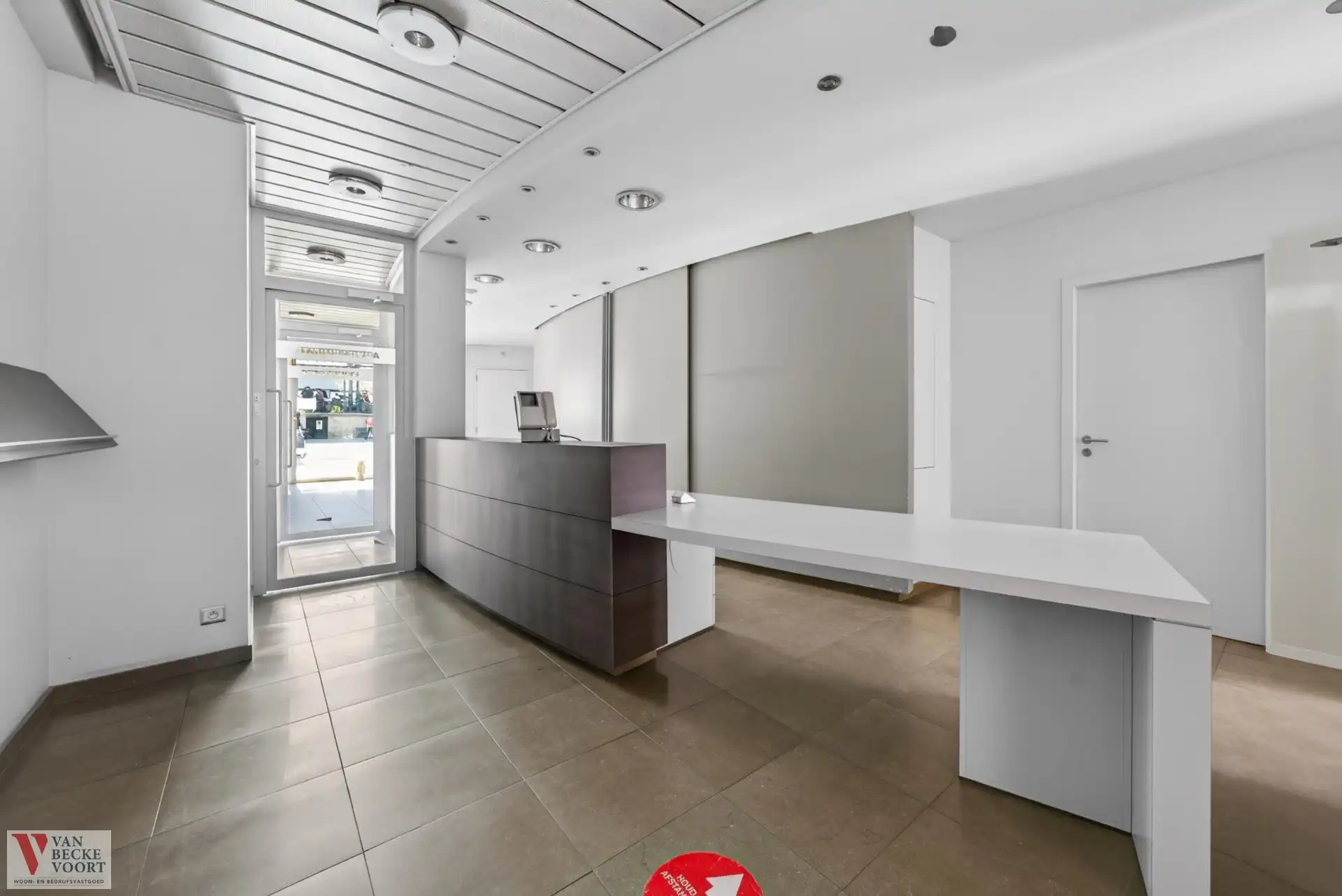 Handelsgelijkvloers 217m² + 6 autostandplaatsen foto 3