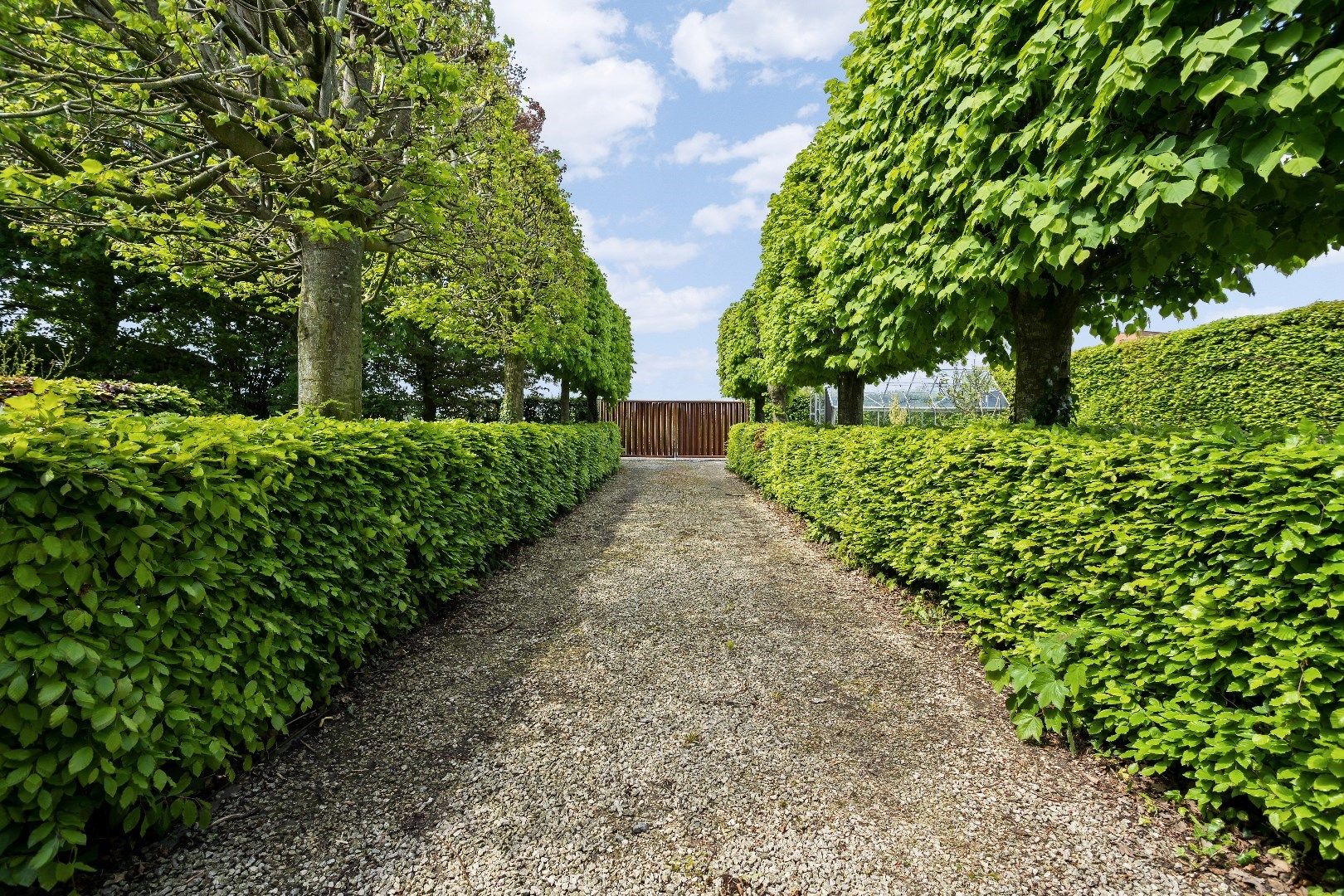 Unieke villa te koop met zonnige tuin, garage en carport in Houthulst foto 2