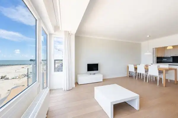 Prachtig gerenoveerd appartement met frontaal zeezicht foto 4
