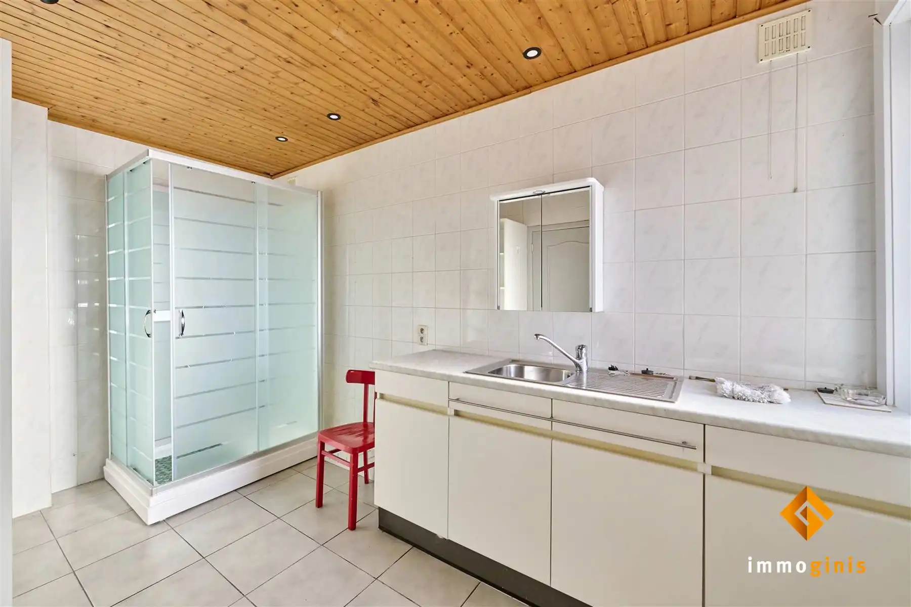 Zéér ruime woning met 5 slaapkamers en 2 badkamers op een ruim perceel van 12a40ca. Uitbreiding op zolder mogelijk! foto 10