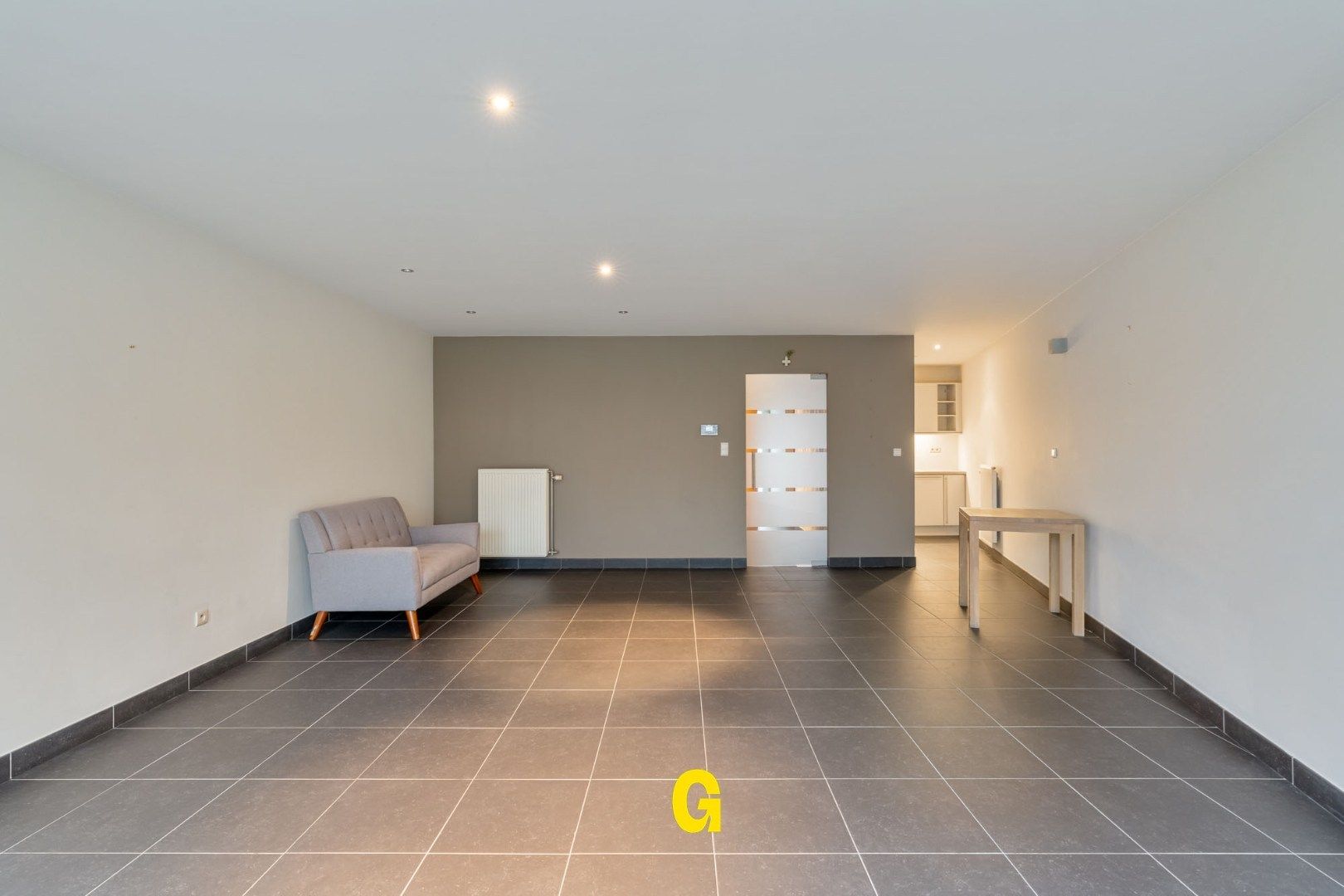 Degelijke instapklare rijwoning met drie slaapkamers, inpandige garage en tuin met terras vlakbij het centrum van Bilzen foto 8