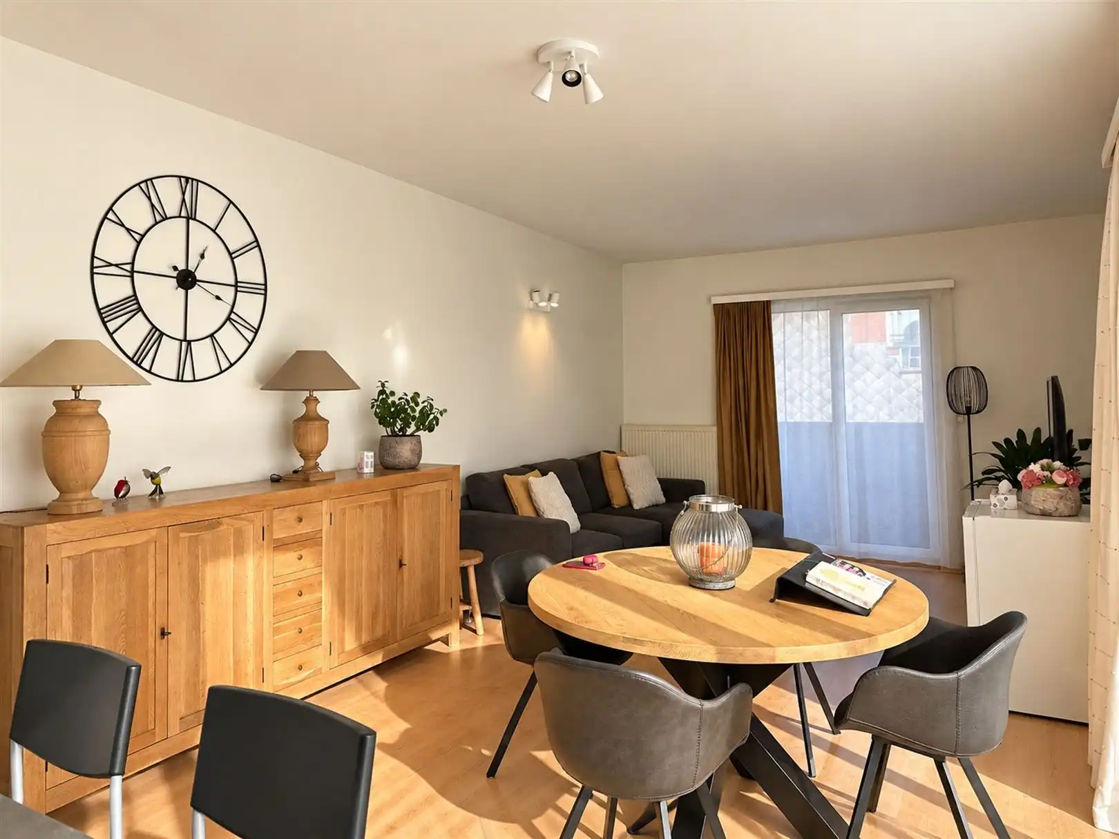 Centraal gelegen appartement met ruim terras en 2 slaapkamers foto 3