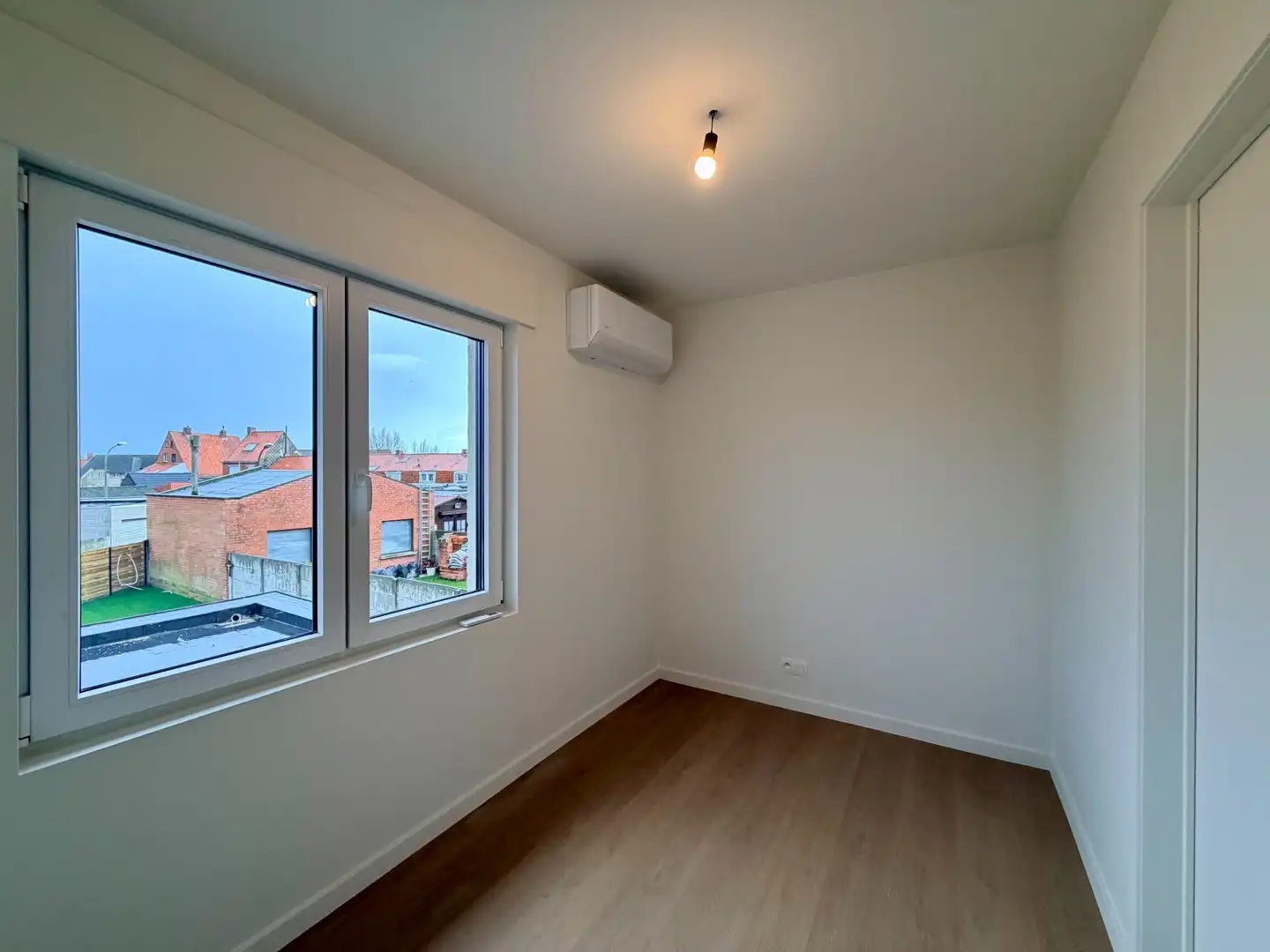 Volledig gerenoveerde woning met 3 slaapkamers en tuin te Izegem! foto 12