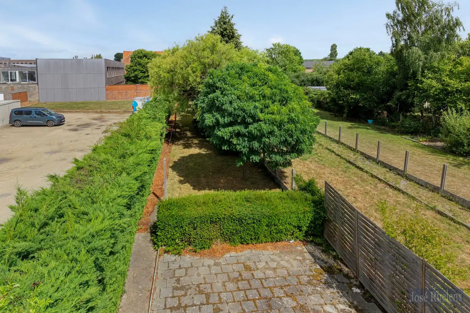 Goede gelegen gezinswoning met zij-ingang en grote tuin. foto 9