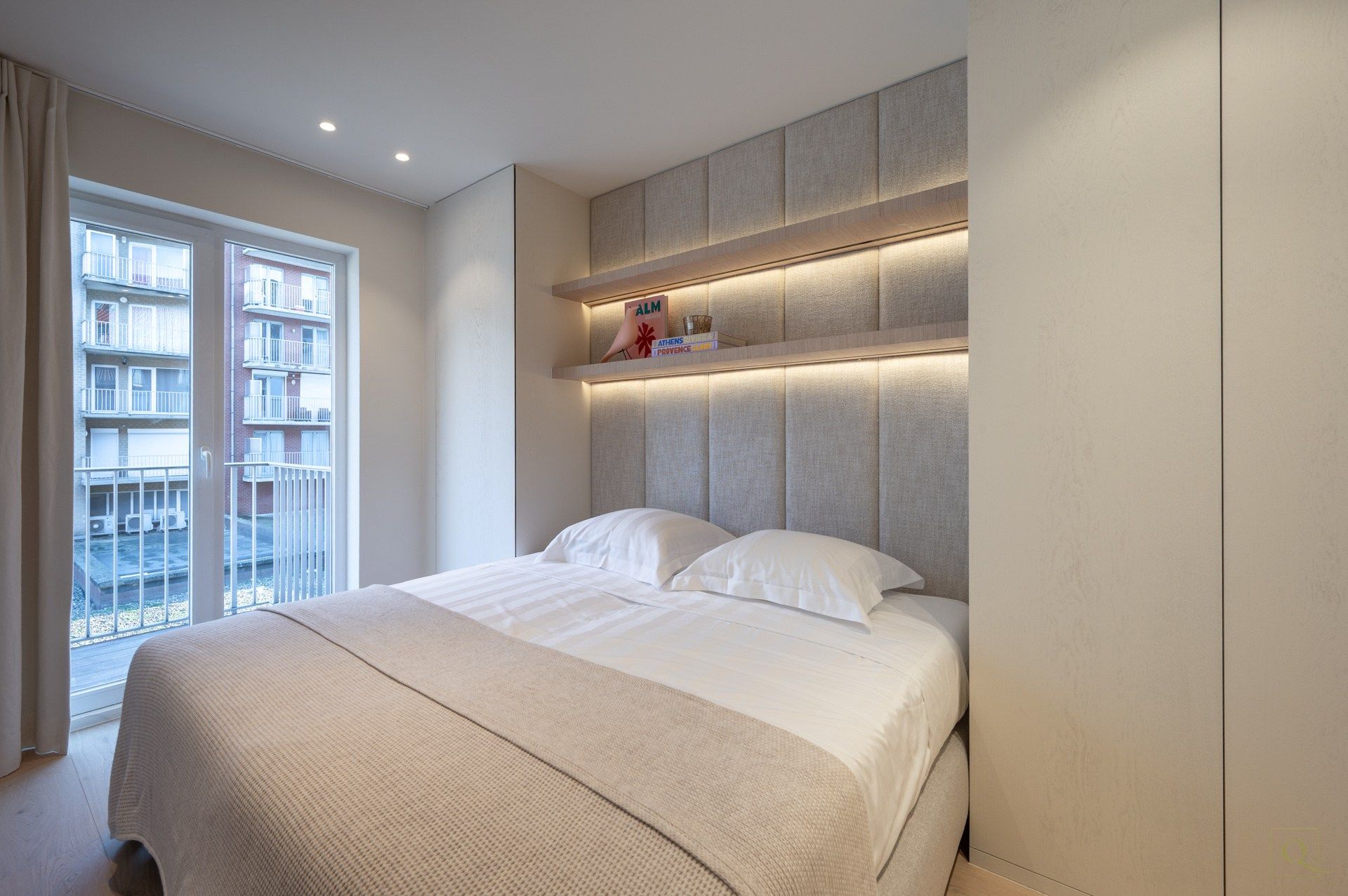 Luxueus afgewerkt appartement met zuid-west oriëntatie gelegen vlakbij de Lippenslaan en de Zeedijk. Inpandige parking te koop foto 13