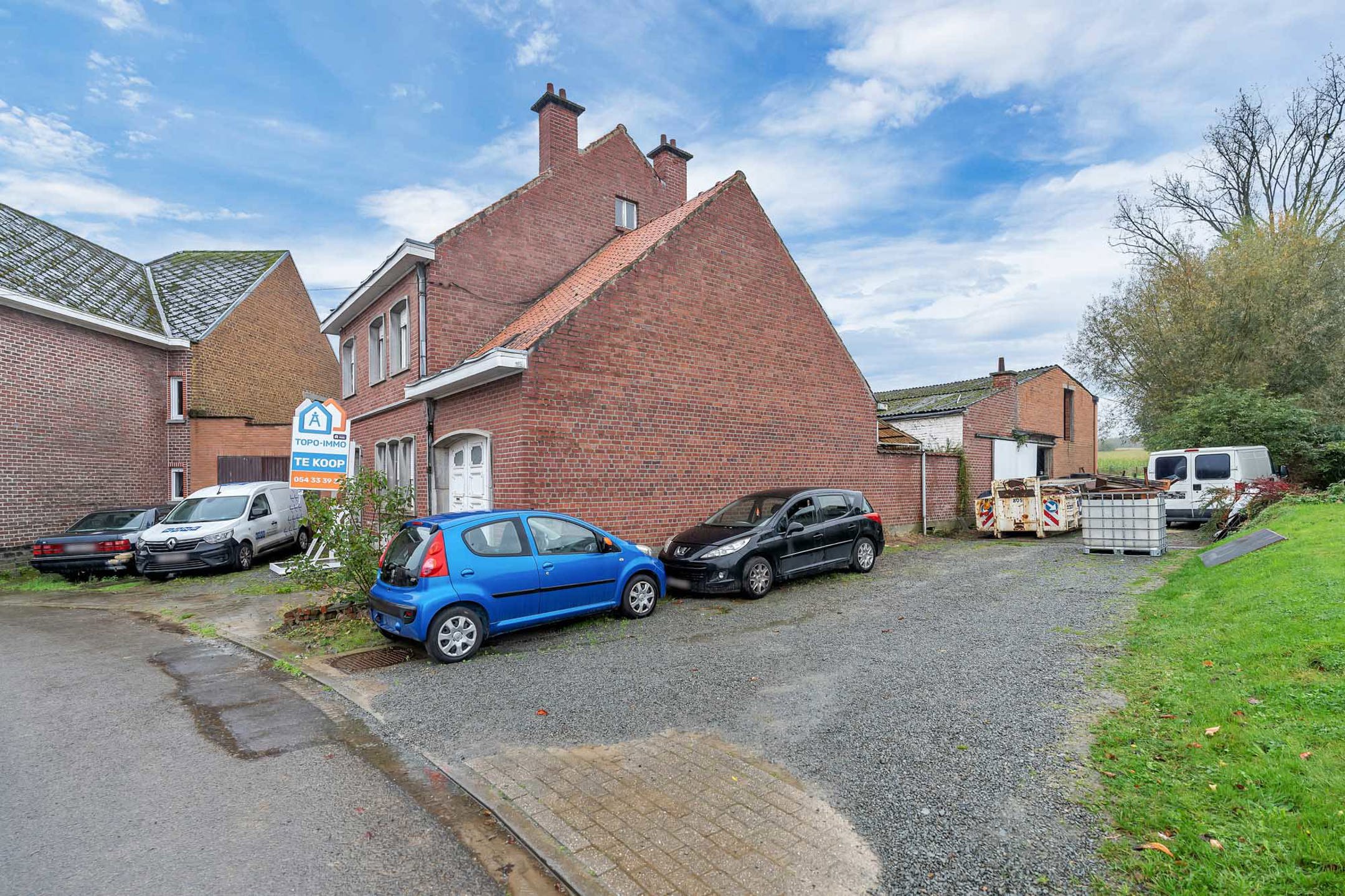 Te renoveren woning met twee garages en opslagplaats op landelijke ligging foto 22