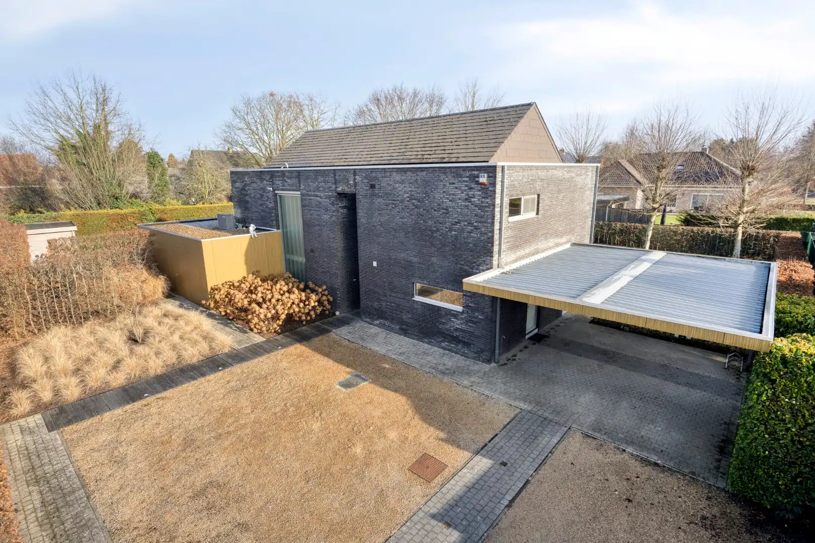 Moderne, ruim ingedeelde woning op een mooi perceel van 13 are met zwembad. foto 2