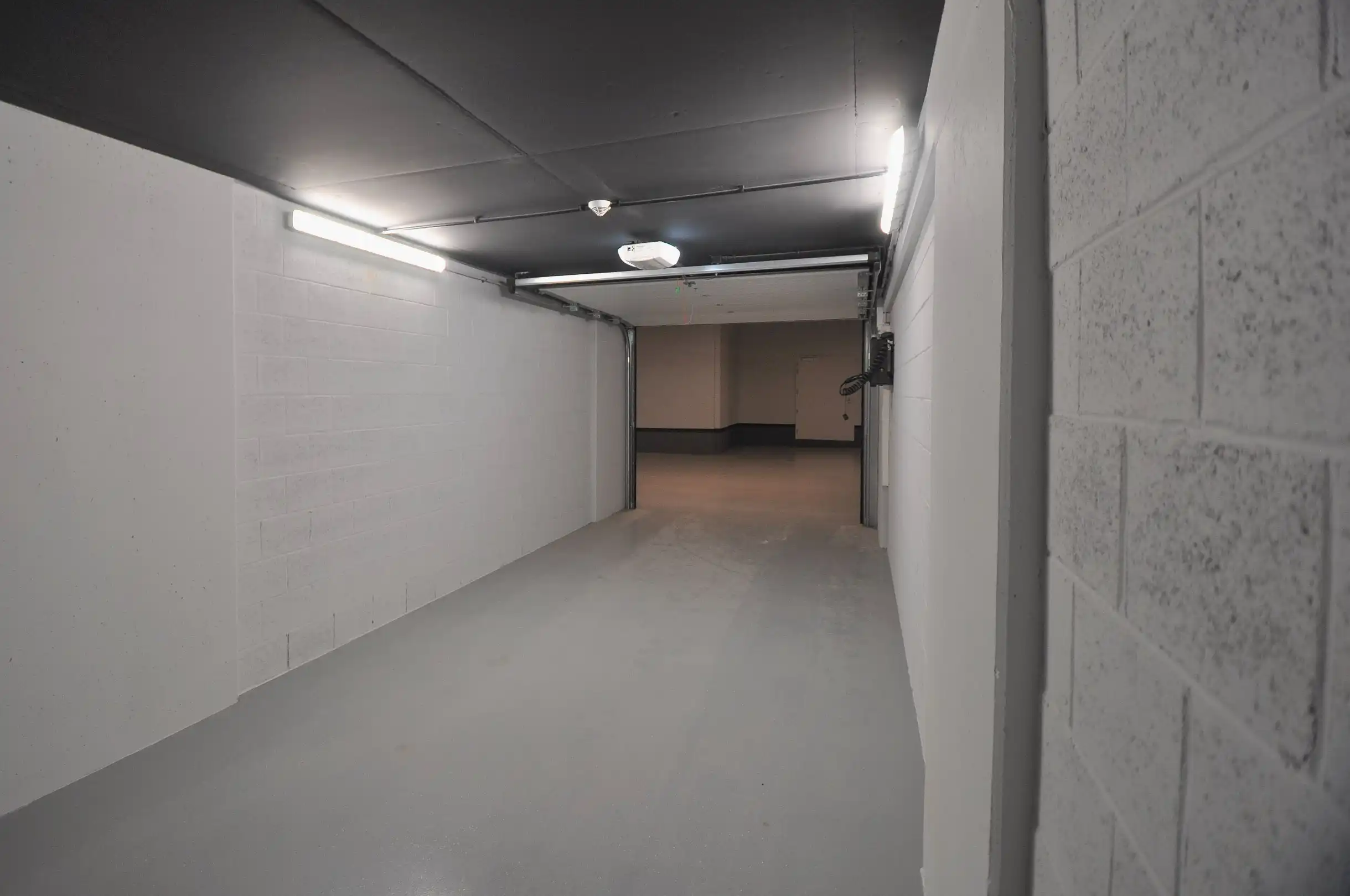 Zeer ruime garagebox van ongeveer 23m² gelegen in het zoute. foto 7