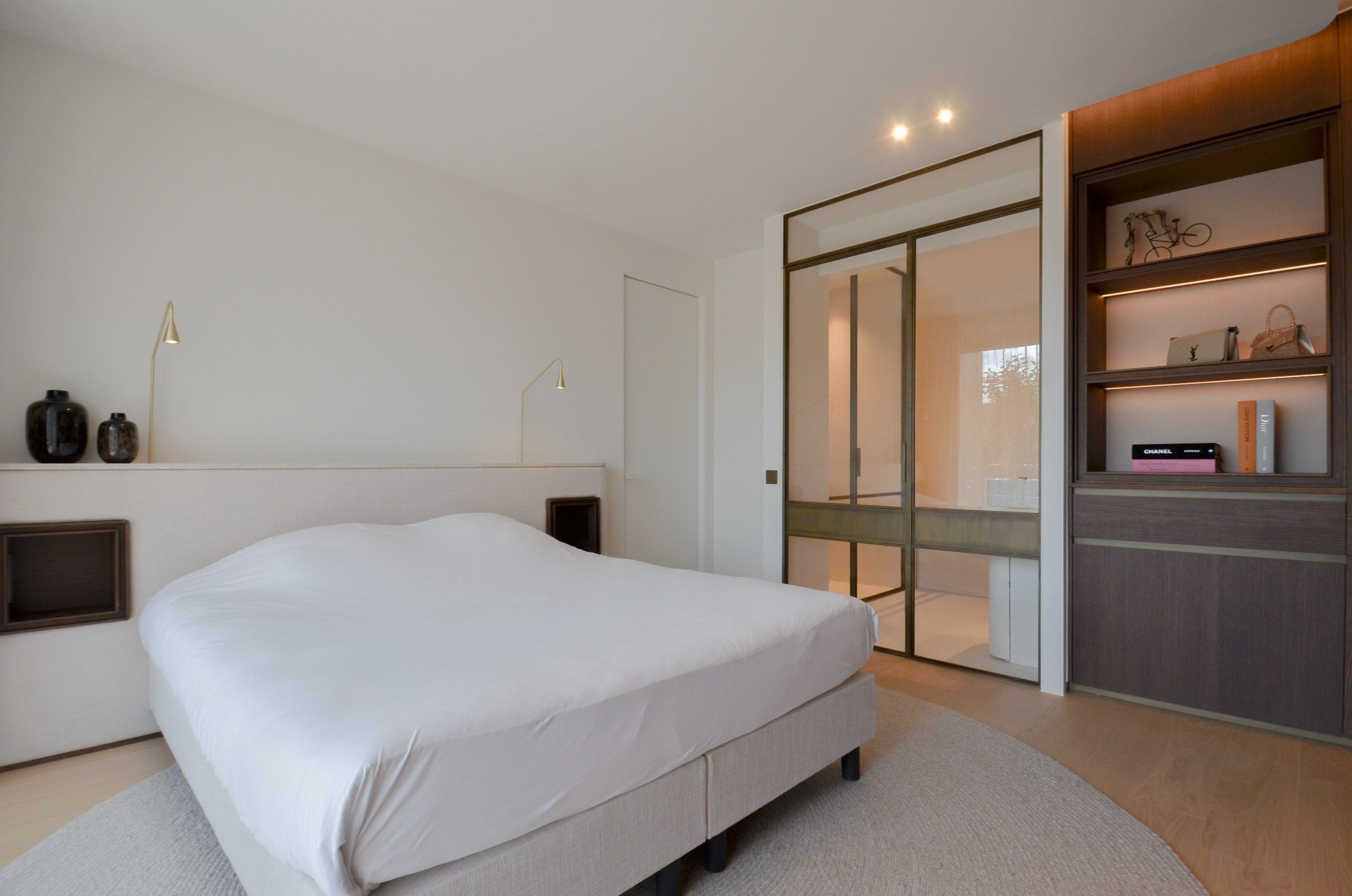 Uitzonderlijk gerenoveerd appartement met frontaal zeezicht in het Zoute. foto 19