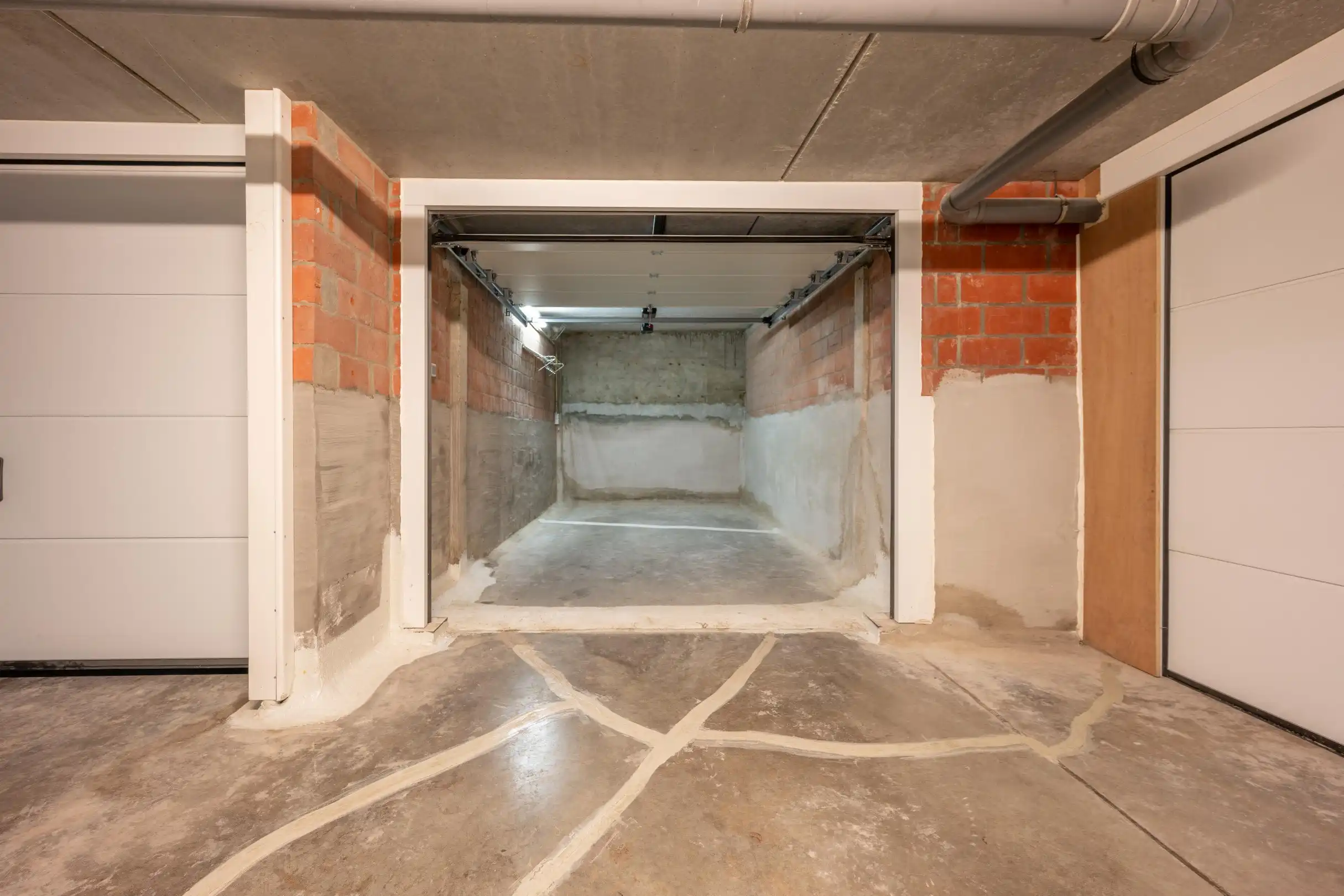 Gesloten garagebox in het centrum van Heist foto 2