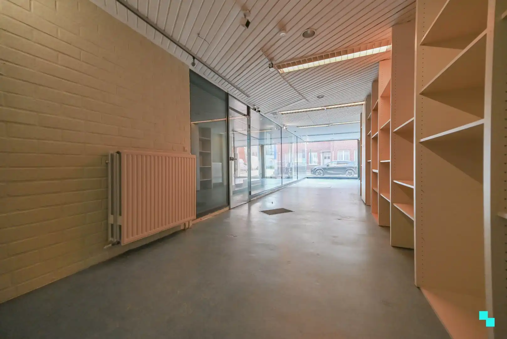 Opbrengsteigendom met winkelruimte én ruime garage in centrum Izegem foto 3