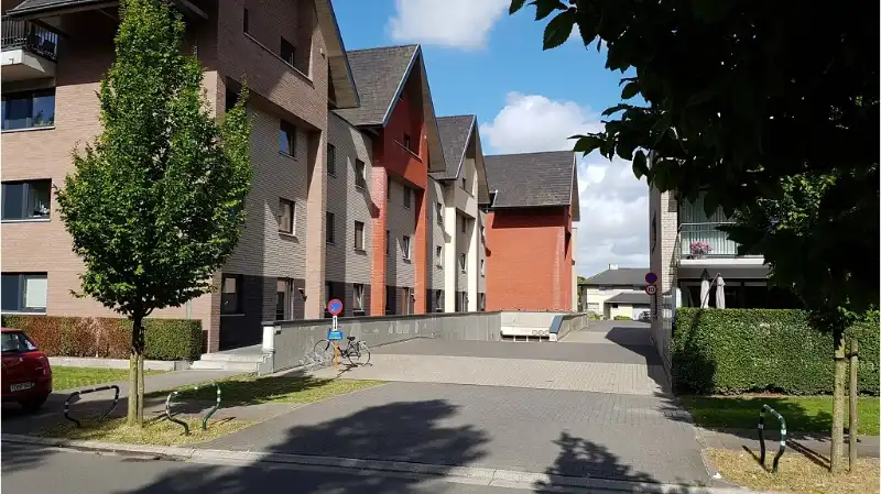 Ruim gelijkvloers 2-slaapkamerappartement met ruim TERRAS en AUTOSTANDPLAATS te huur in Brugge foto {{pictureIndex}}