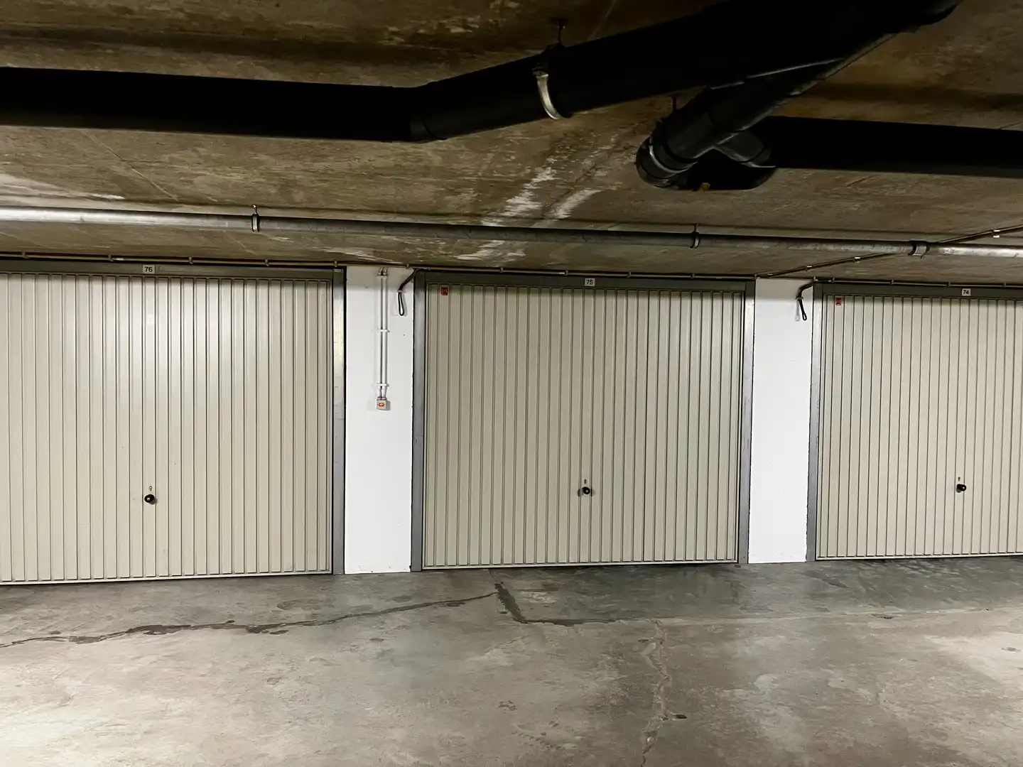 Goed gelegen gesloten garagebox in een villa residentie in de Kustlaan in het Zoute. foto 4