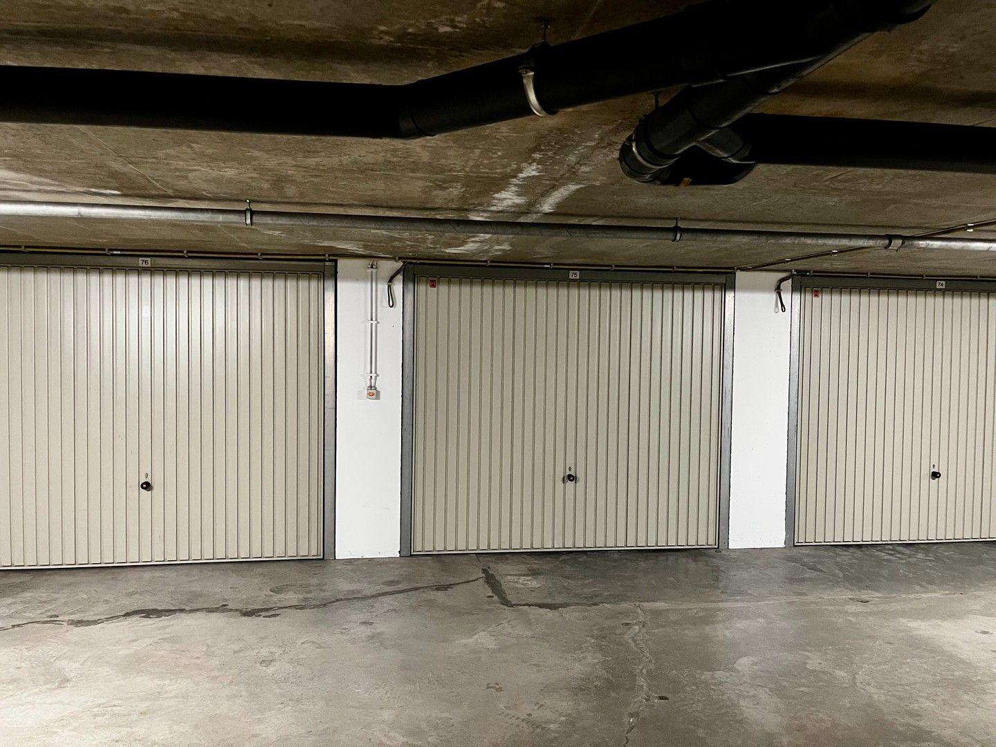 Goed gelegen gesloten garagebox in een villa residentie in de Kustlaan in het Zoute. foto 4