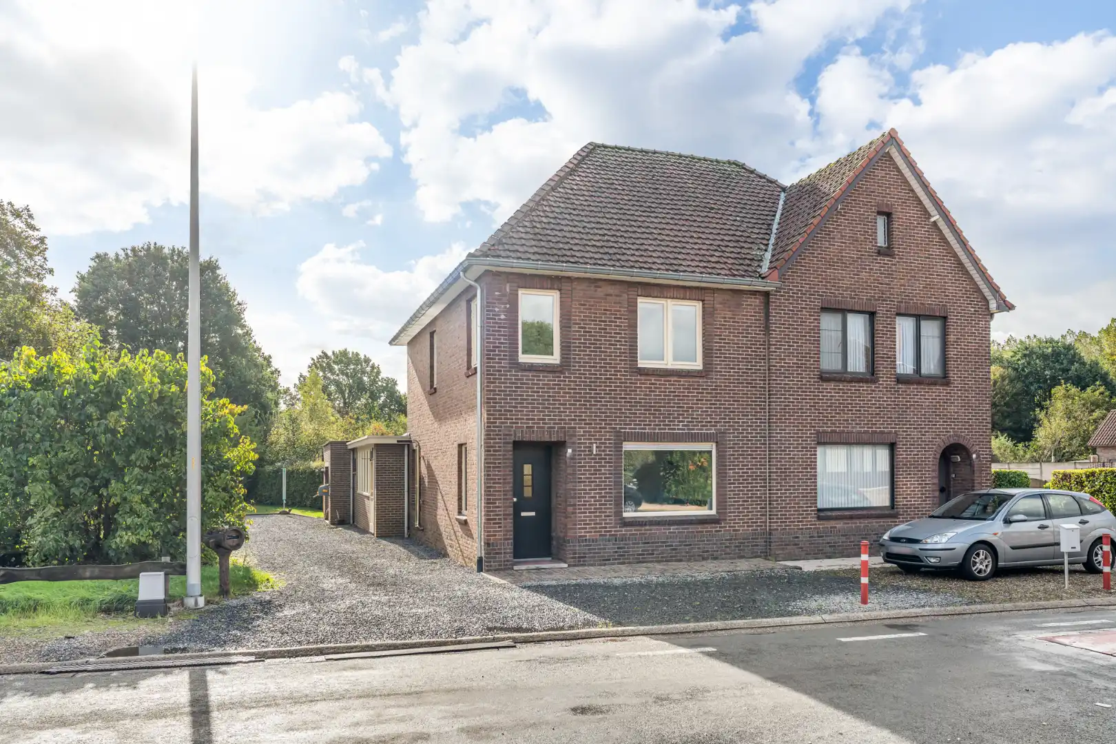 Halfvrijstaande gezinswoning op een perceel van 8a10ca, vlakbij prachtige wandel- en fietsroutes foto 2