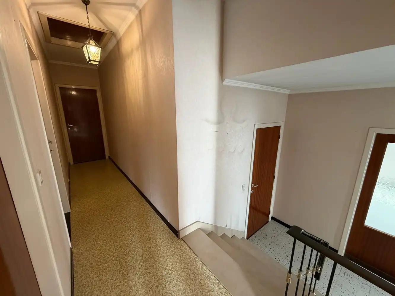 Genk – Hasseltweg 116: Op te frissen woning met 3 slaapkamers, inpandige garage, kelder, tuin en ruime parking aan de voorzijde foto 14