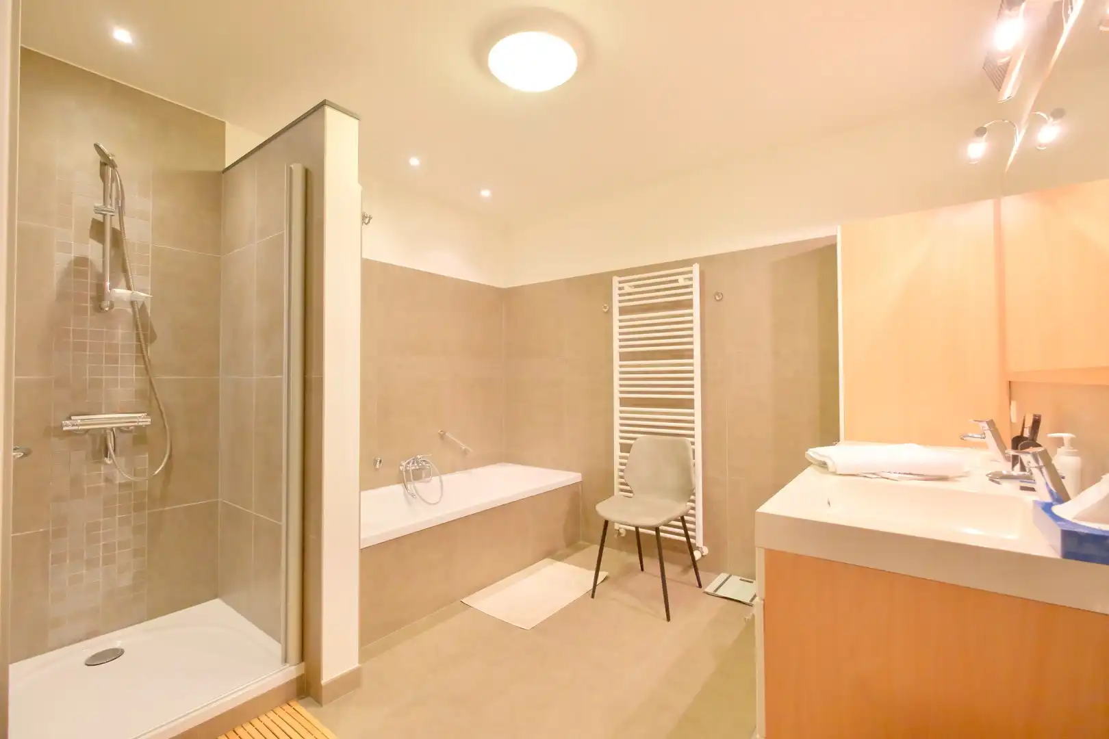 Gelijkvloers app met 2 slaapkamers, ruim terras en garage! foto 14