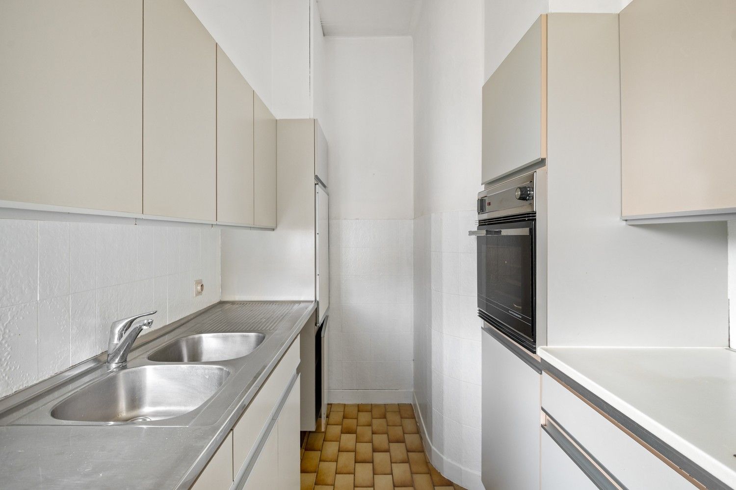 Magazijn met woonst en een 1 slaapkamer appartement te Deurne! foto 24