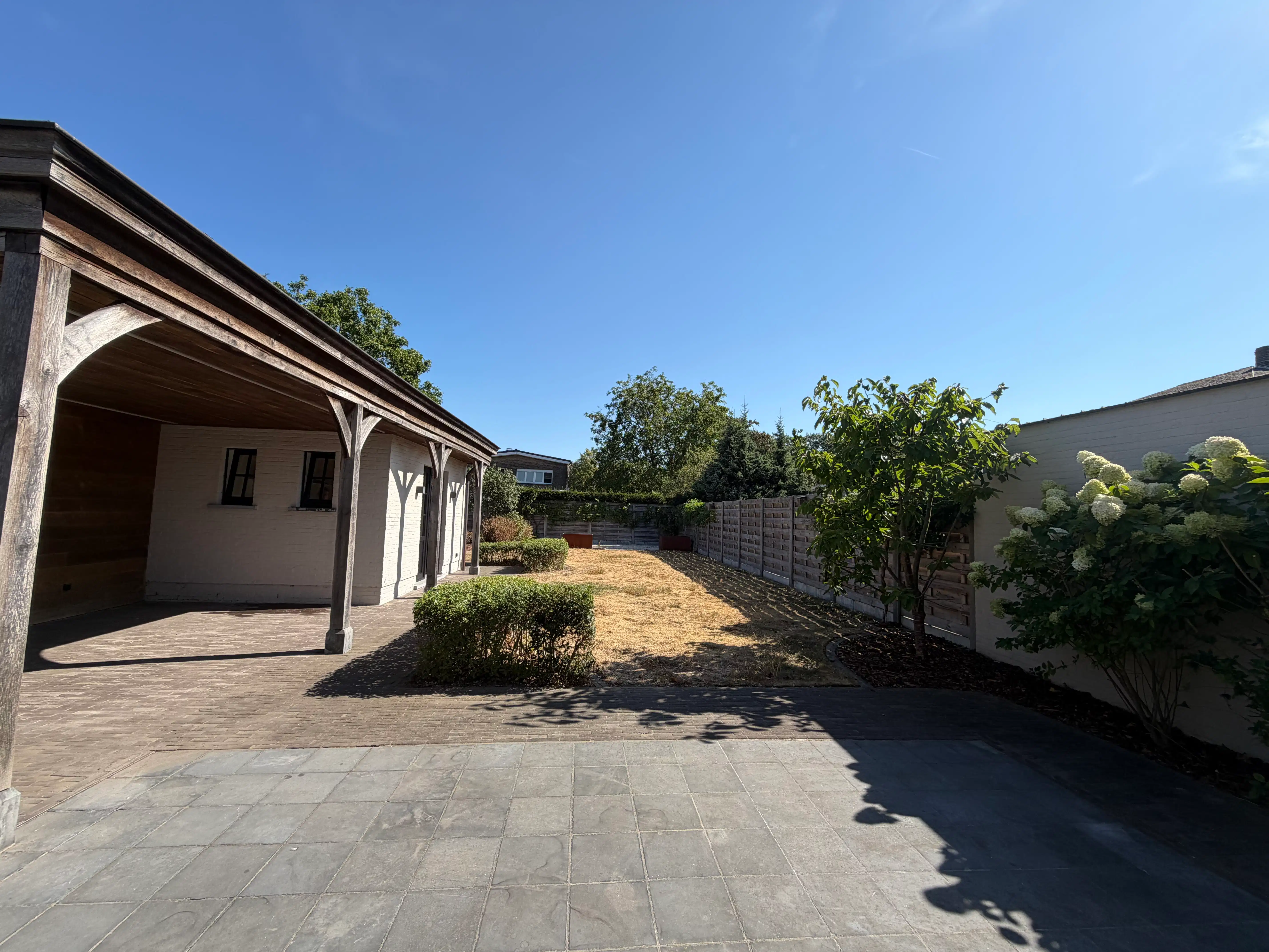 Halfopen woning met 3 slaapkamers, tuin en carport foto 14